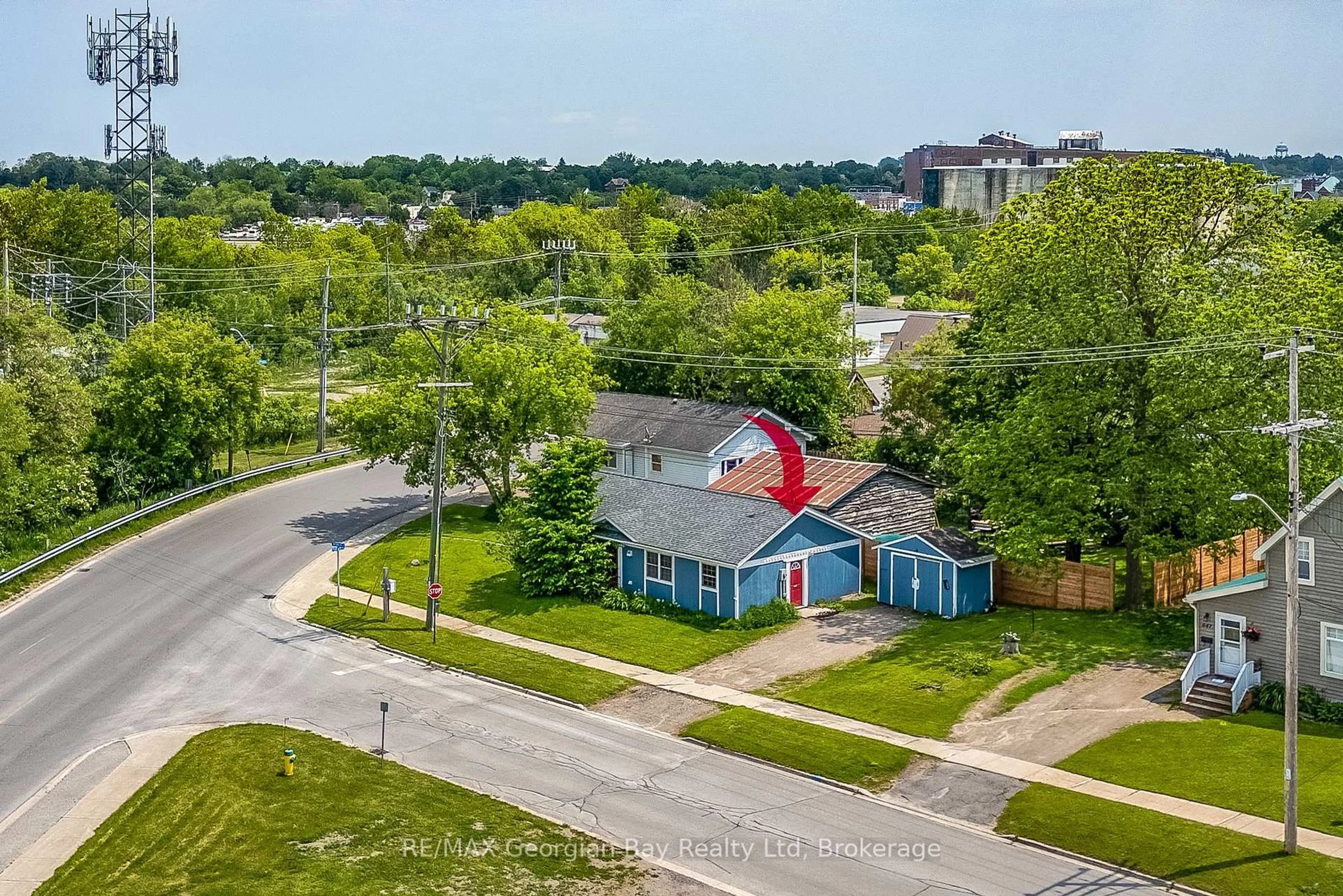 A pic from outside/outdoor area/front of a property/back of a property/a pic from drone, unknown for 42 Fourth St, Midland Ontario L4R 3S8