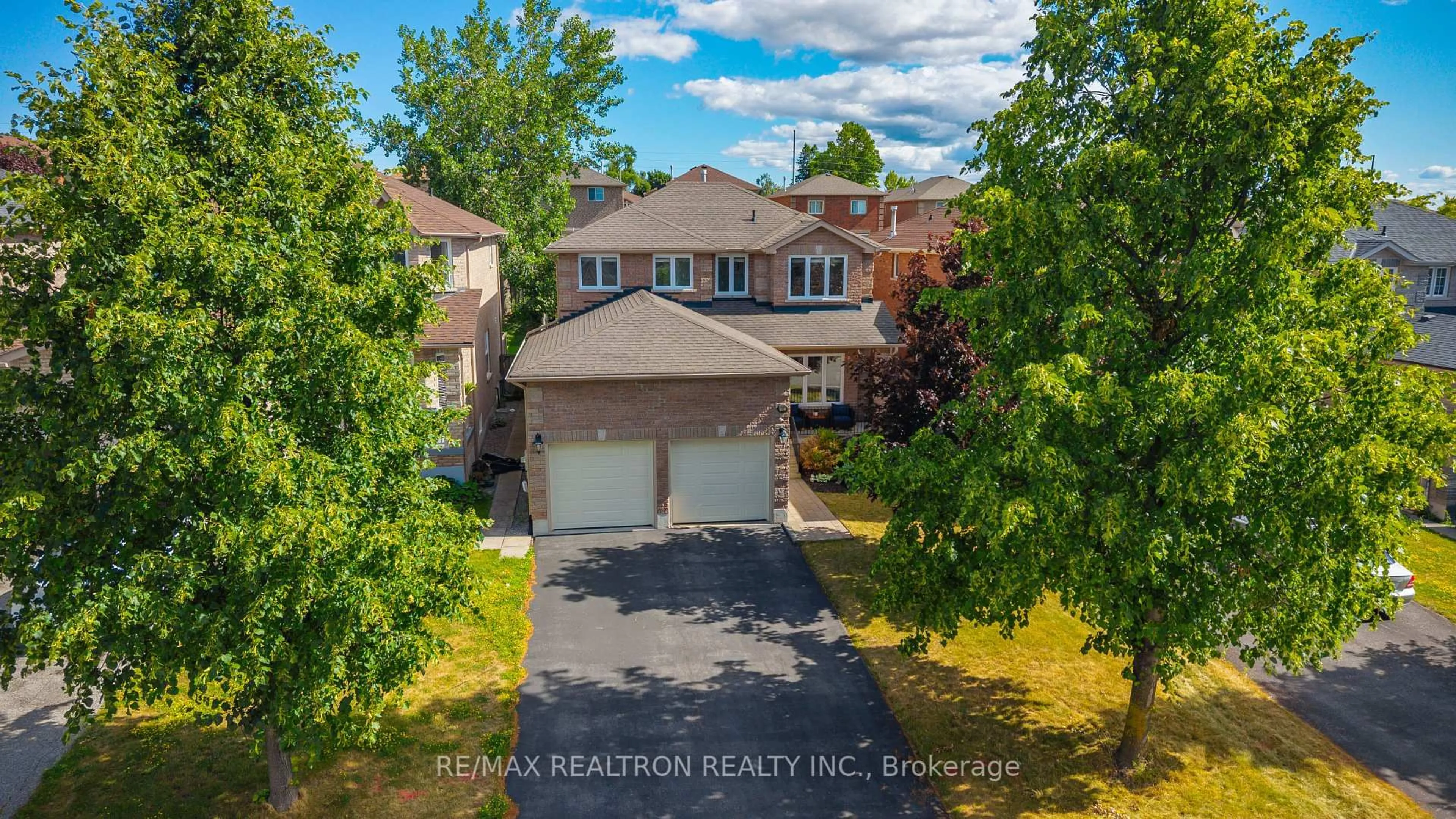 A pic from outside/outdoor area/front of a property/back of a property/a pic from drone, street for 11 Jessica Dr, Barrie Ontario L4N 5S7