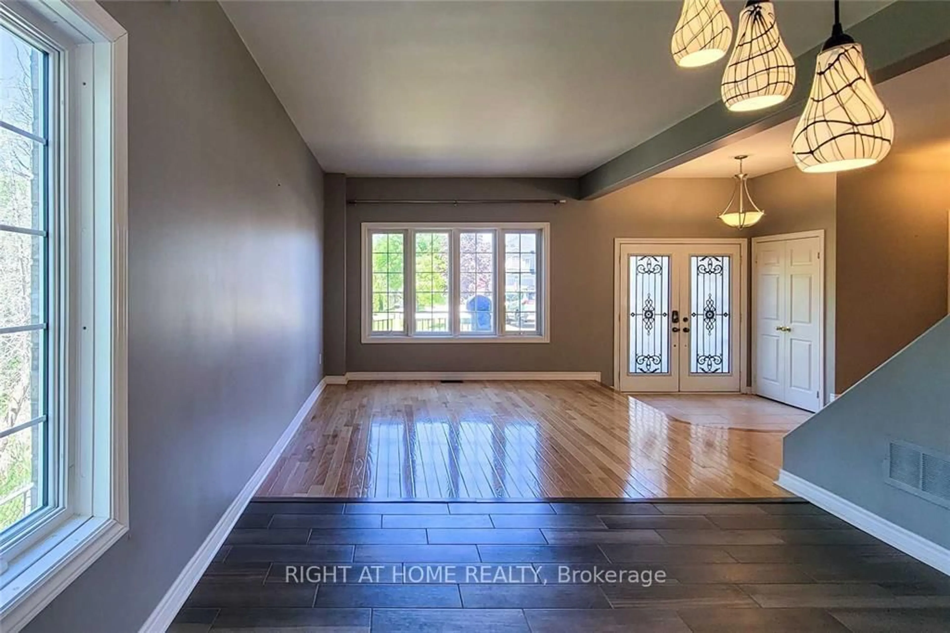 Indoor entryway for 13 Purbrook Crt, Barrie Ontario L4N 5C5