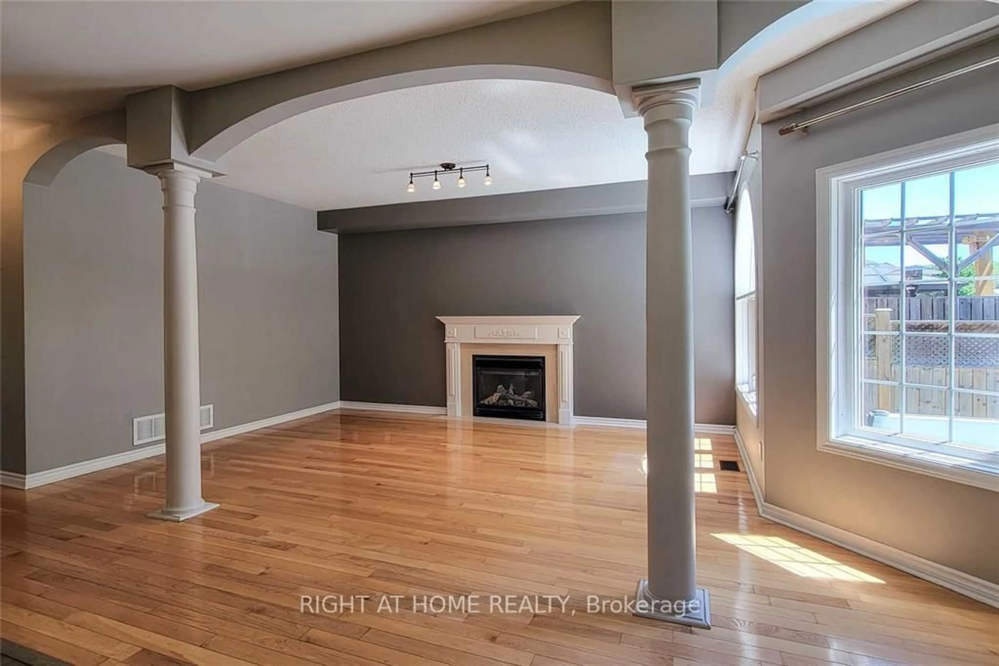 A pic of a room for 13 Purbrook Crt, Barrie Ontario L4N 5C5