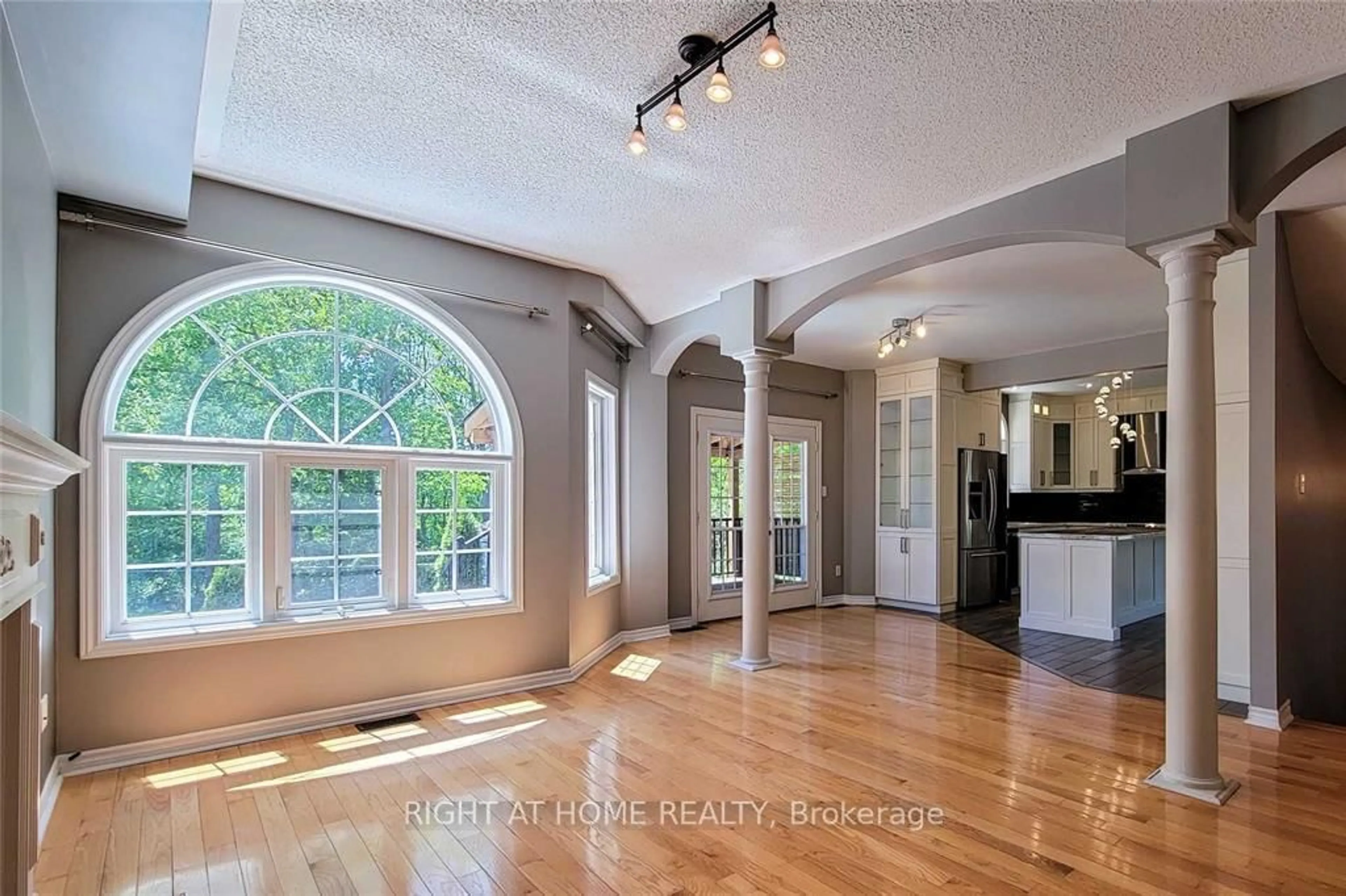 Indoor entryway for 13 Purbrook Crt, Barrie Ontario L4N 5C5