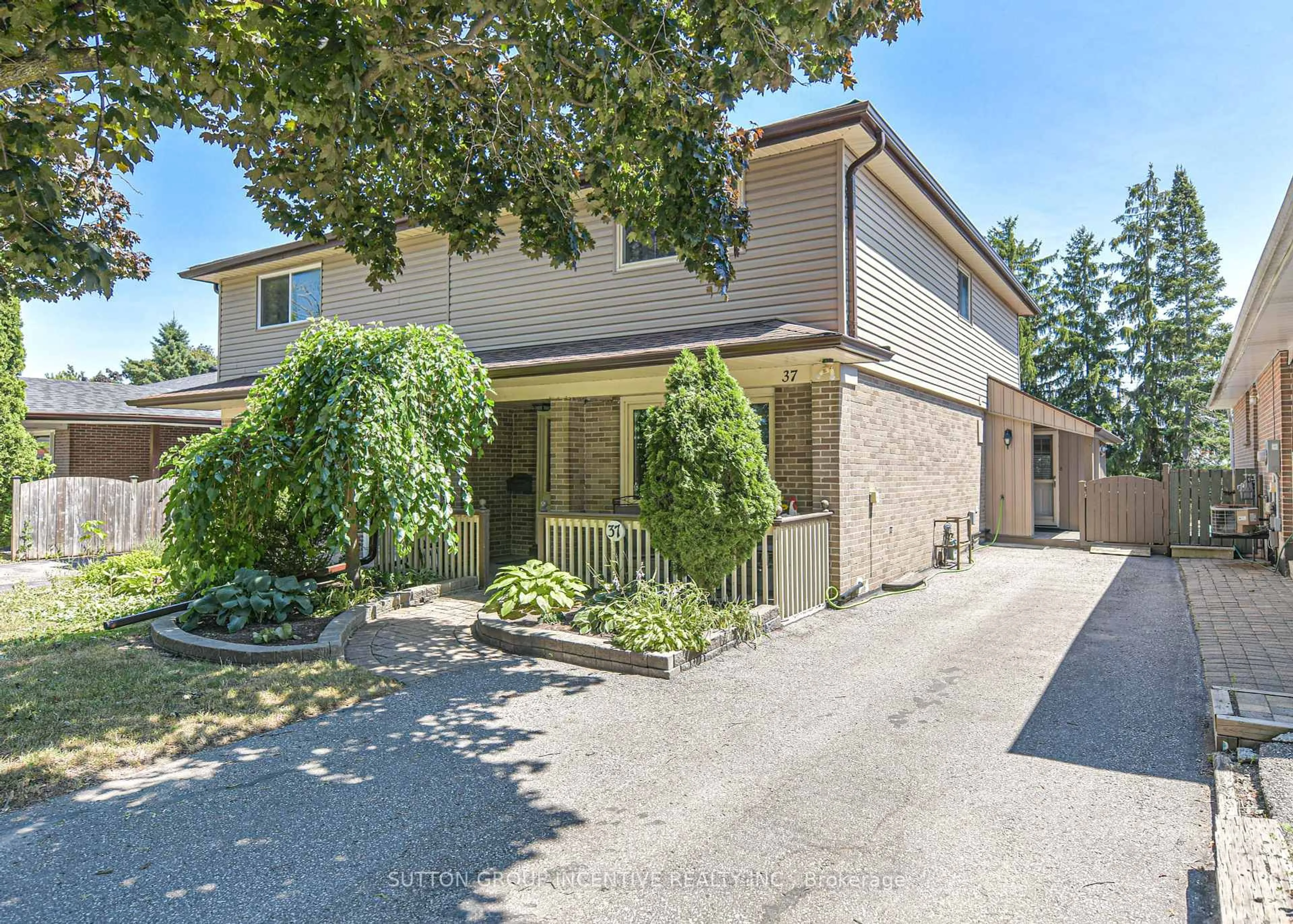 A pic from outside/outdoor area/front of a property/back of a property/a pic from drone, street for 37 Daphne Cres, Barrie Ontario L4M 2Y7
