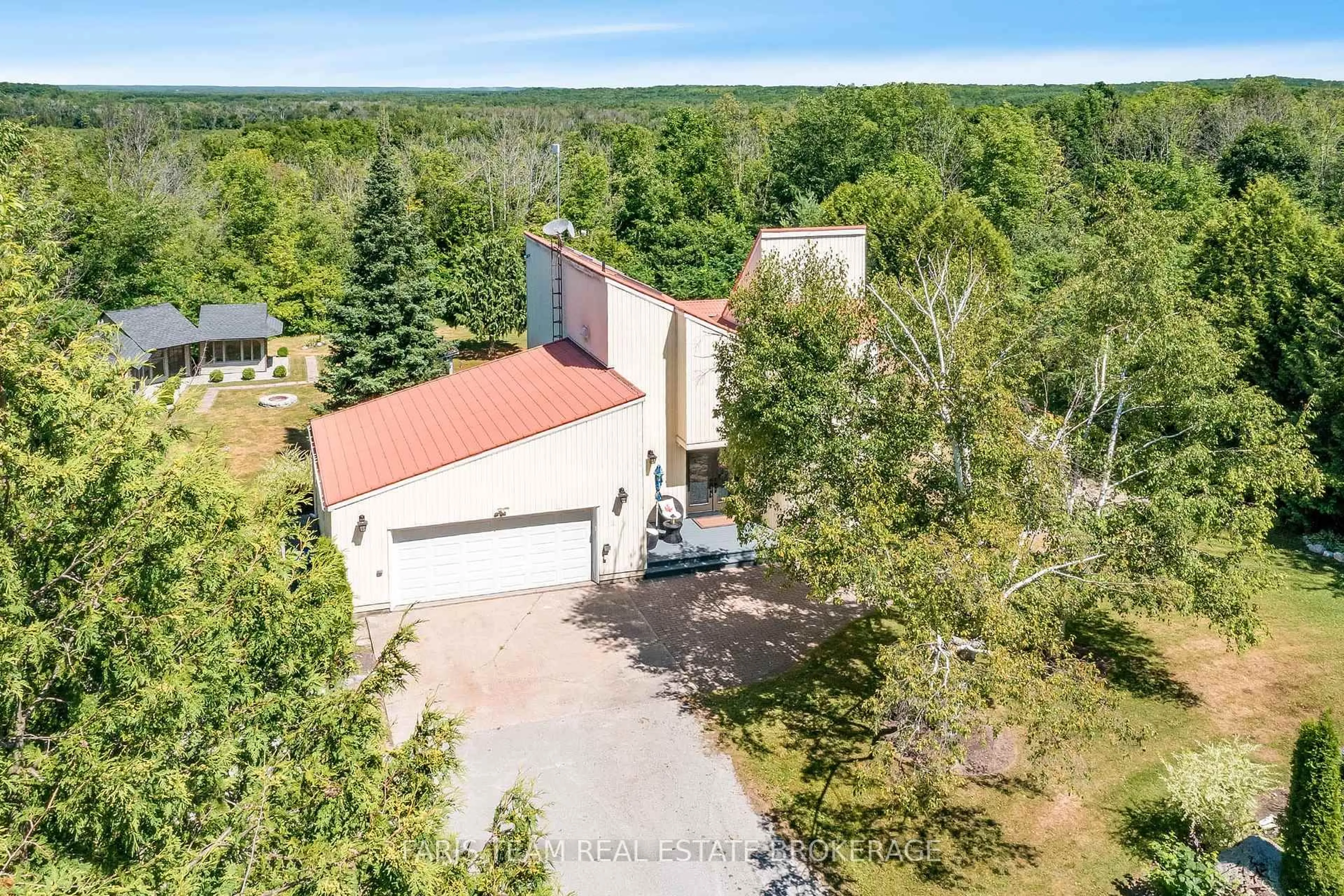 A pic from outside/outdoor area/front of a property/back of a property/a pic from drone, unknown for 249 Medonte Sideroad 2, Oro-Medonte Ontario L0K 1E0