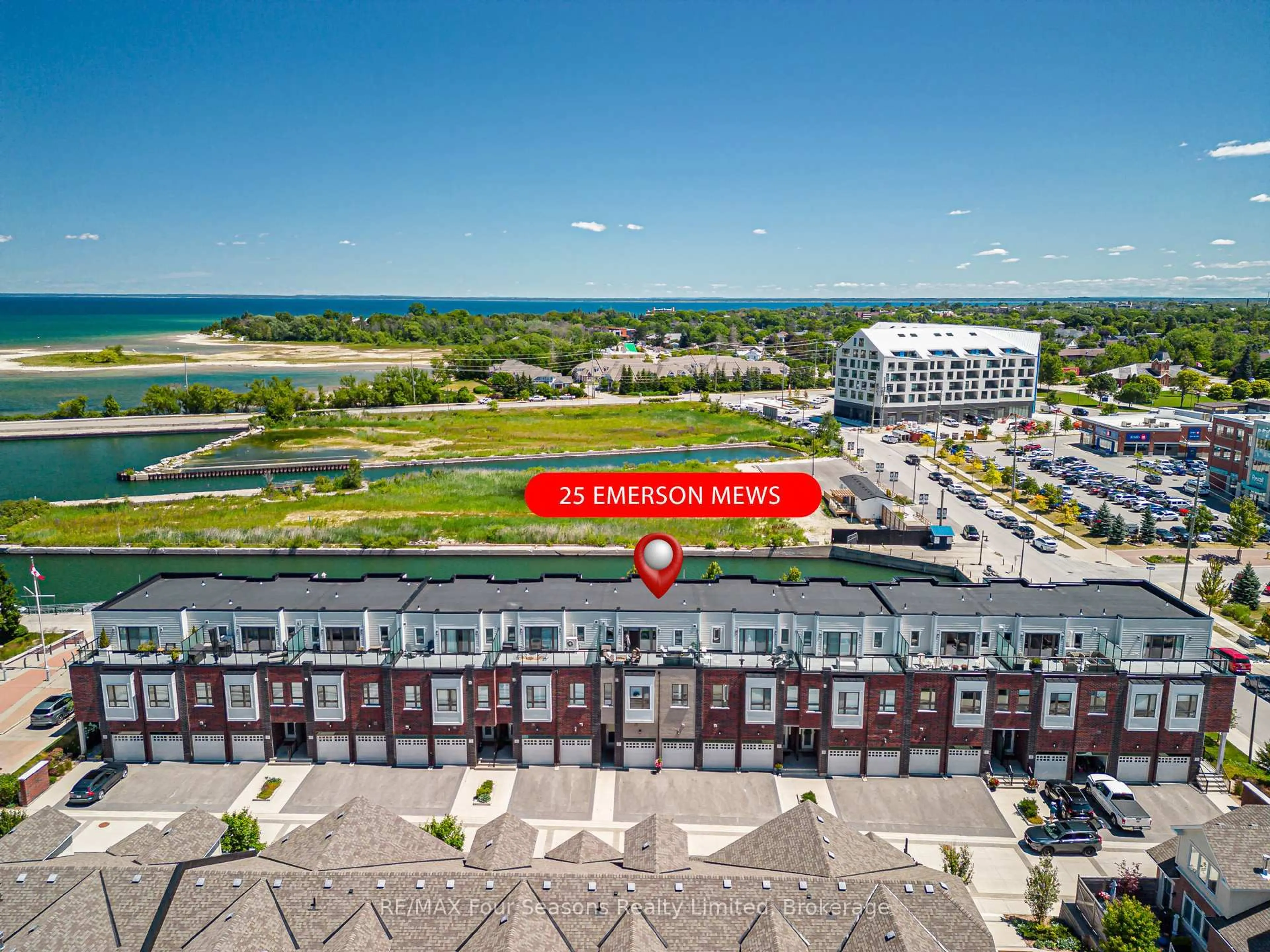 A pic from outside/outdoor area/front of a property/back of a property/a pic from drone, unknown for 25 Emerson Mews #6, Collingwood Ontario L9Y 2X4