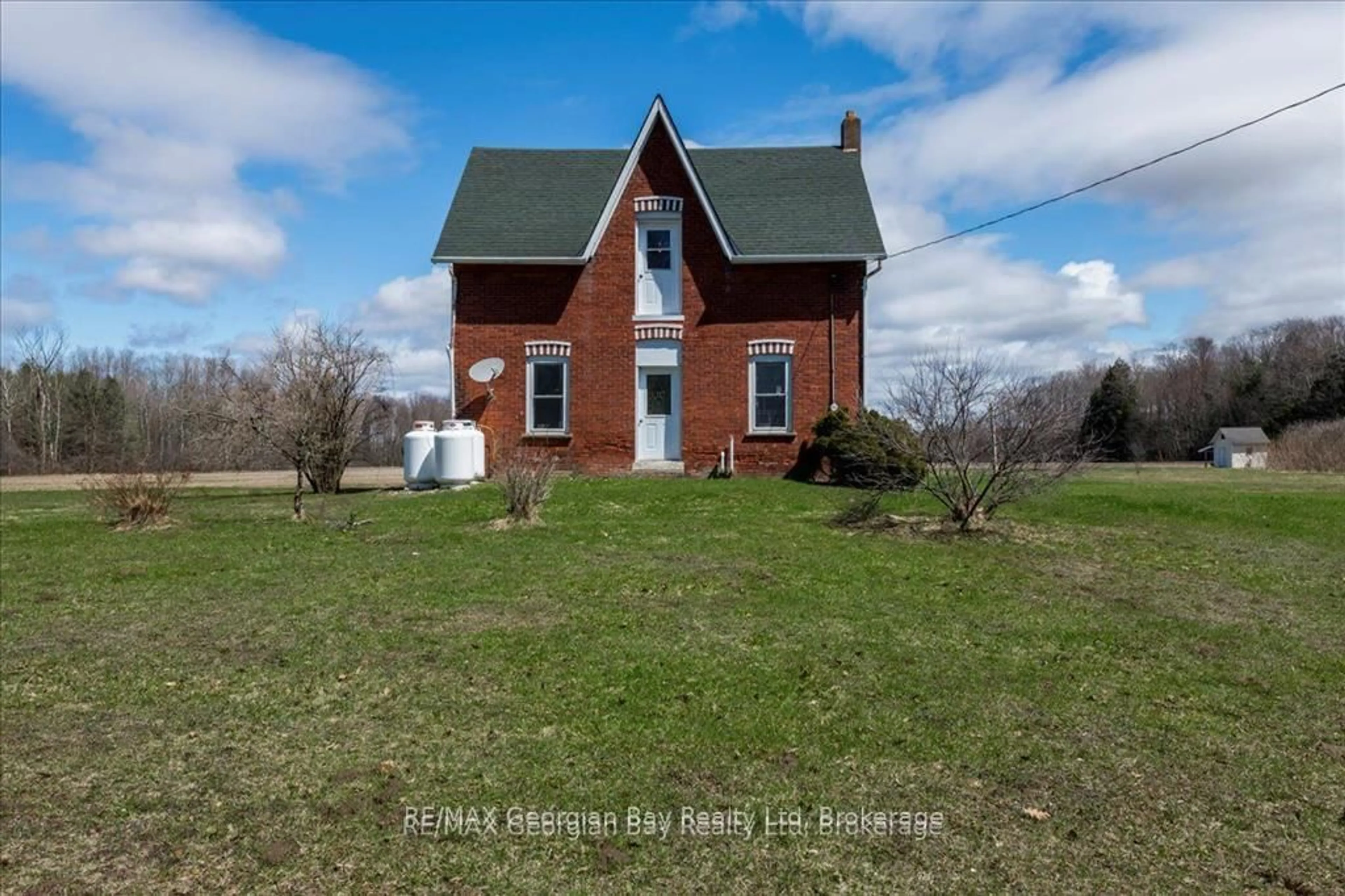 A pic from outside/outdoor area/front of a property/back of a property/a pic from drone, building for 579 Marshall Rd, Tiny Ontario L4R 0E3