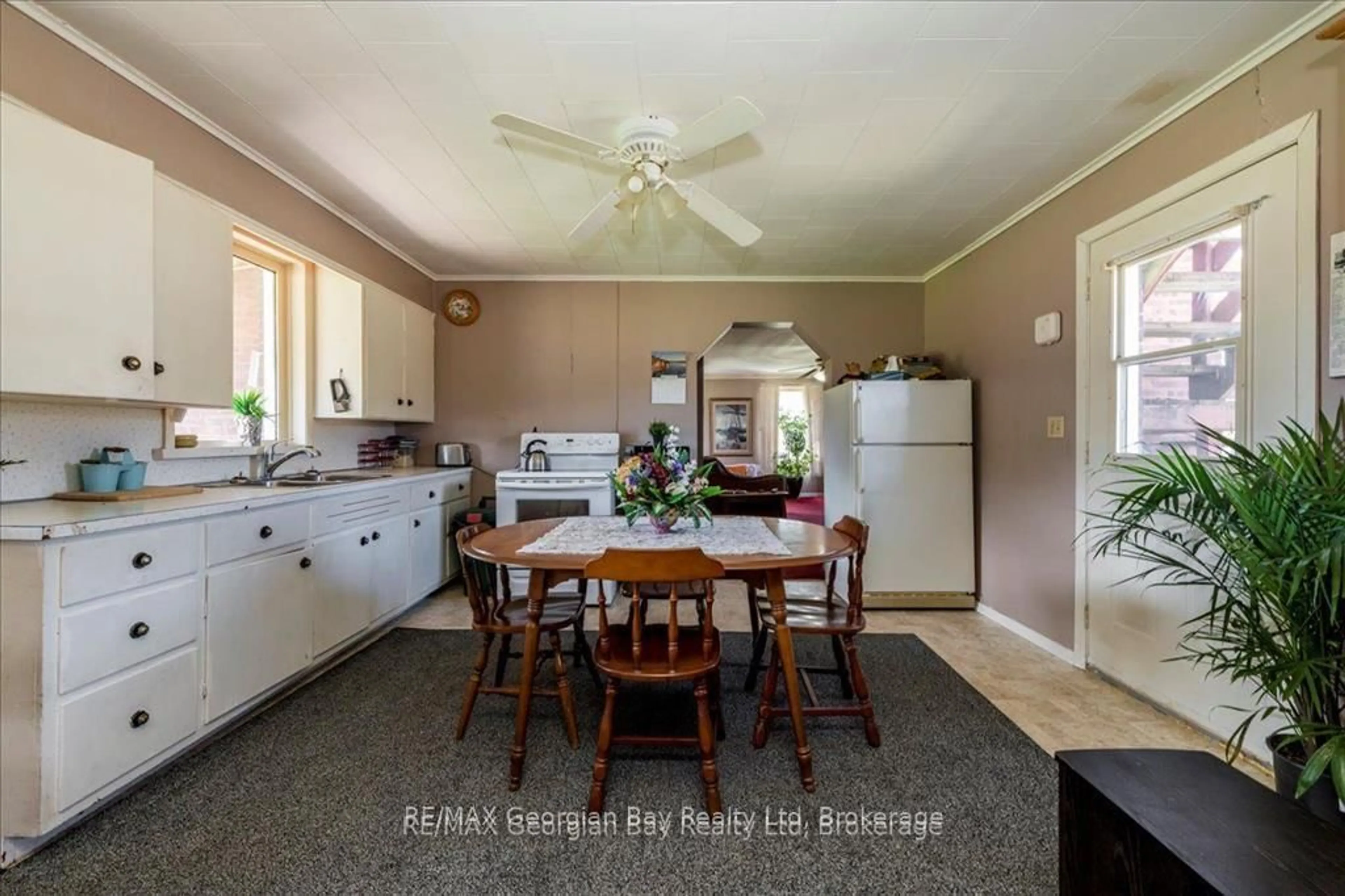 Standard kitchen, ceramic/tile floor for 579 Marshall Rd, Tiny Ontario L4R 0E3