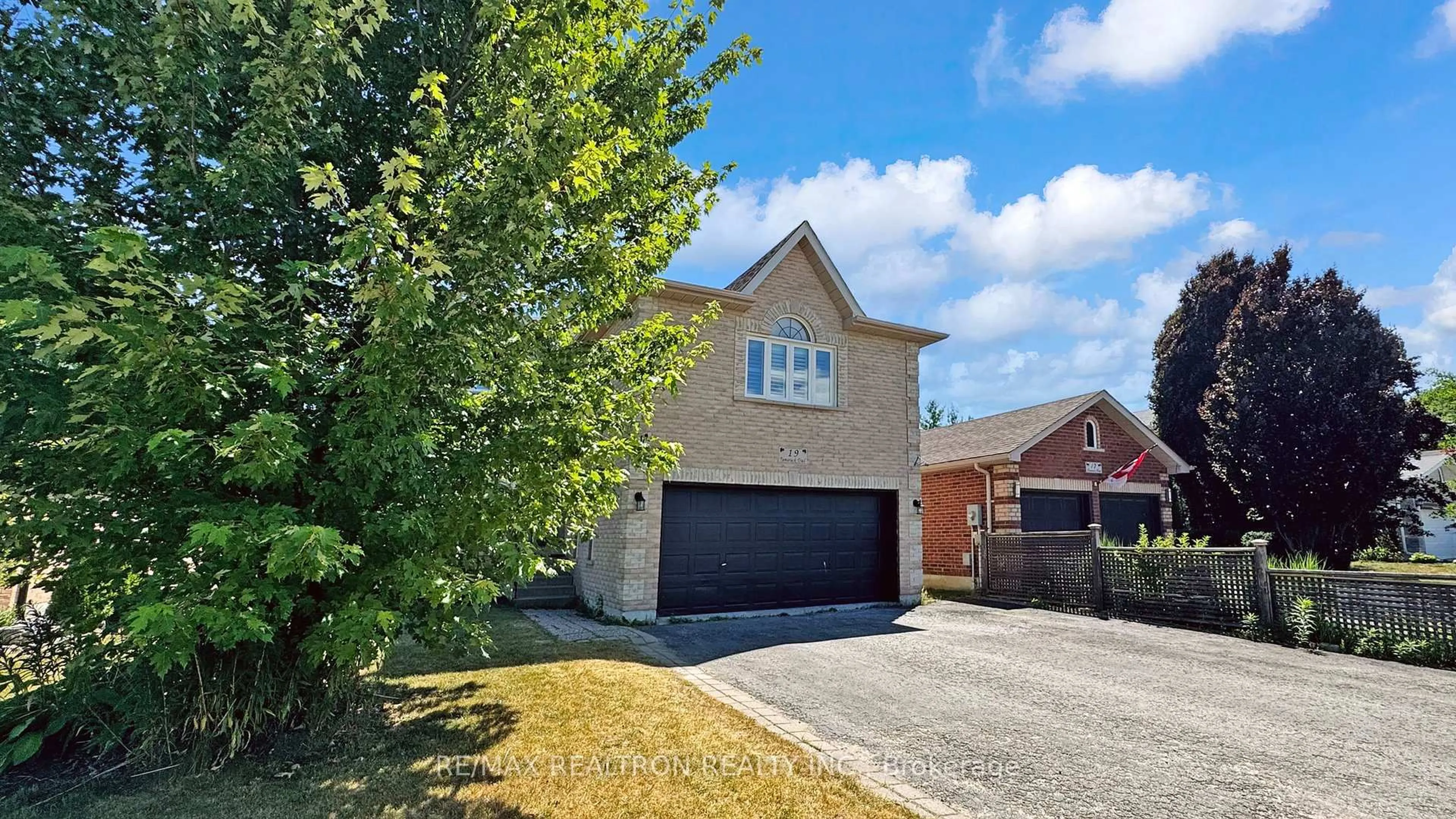 A pic from outside/outdoor area/front of a property/back of a property/a pic from drone, street for 19 Tamarack Tr, Barrie Ontario L4N 9S1