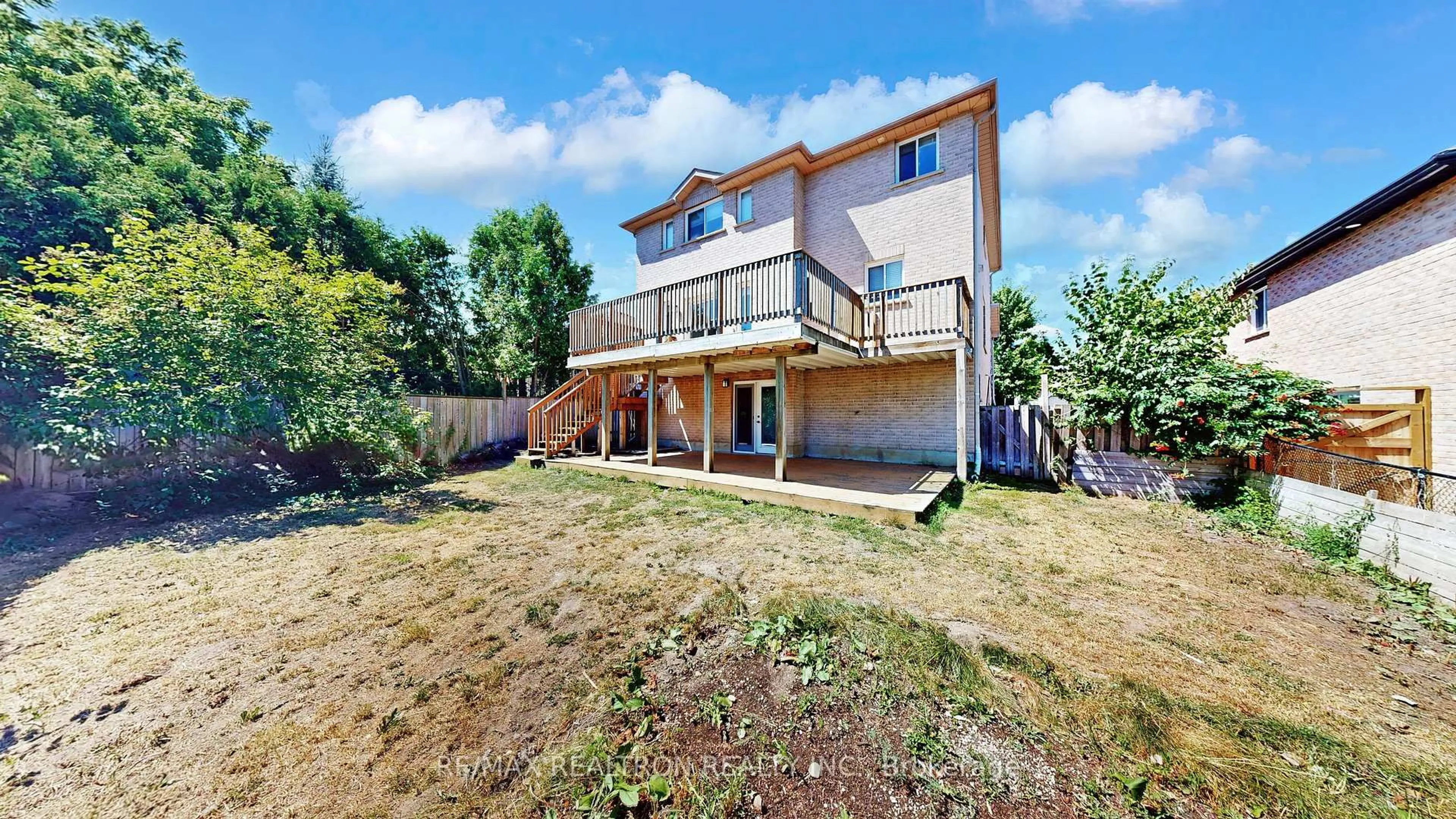 A pic from outside/outdoor area/front of a property/back of a property/a pic from drone, unknown for 19 Tamarack Tr, Barrie Ontario L4N 9S1