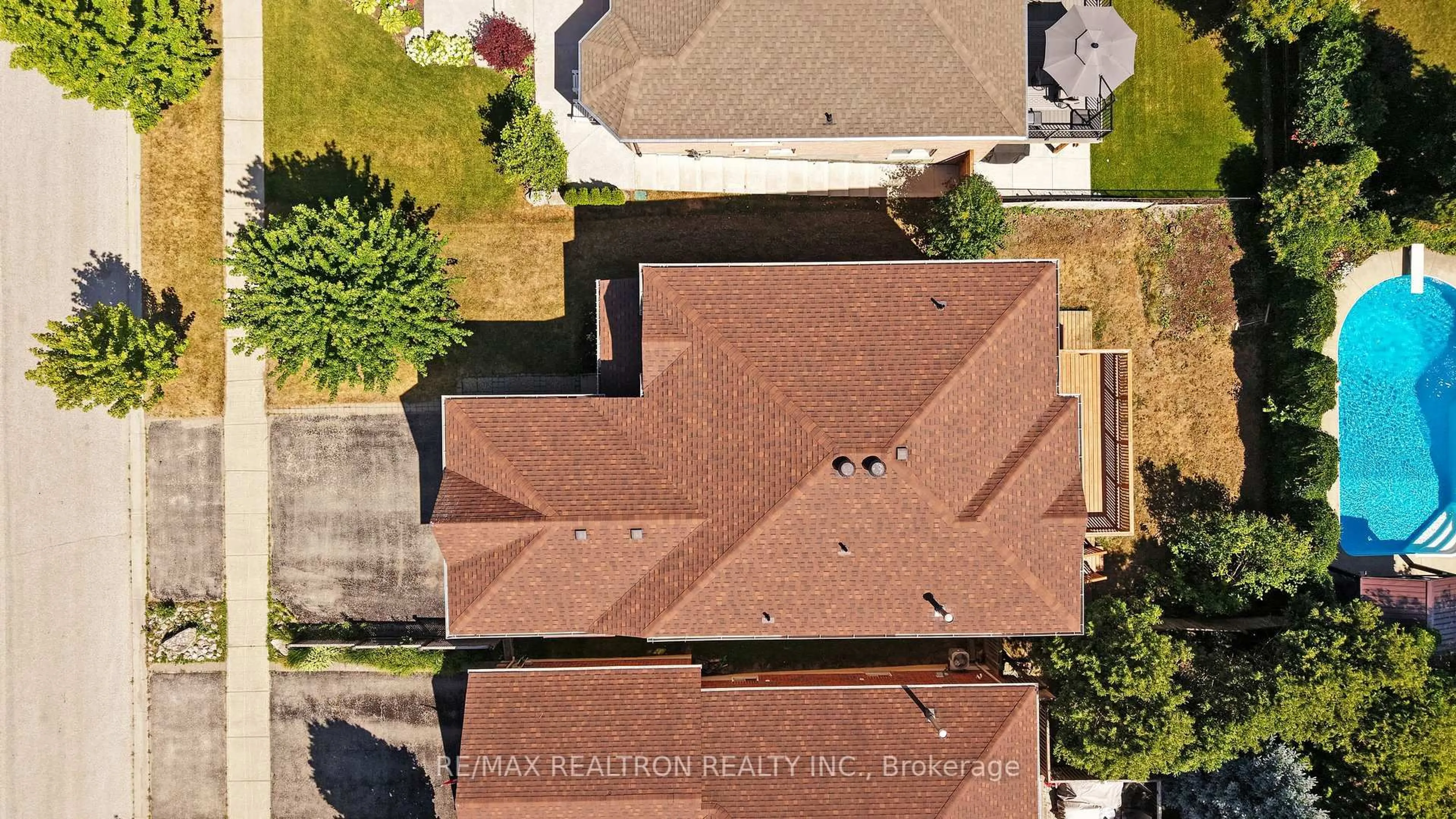 A pic from outside/outdoor area/front of a property/back of a property/a pic from drone, building for 19 Tamarack Tr, Barrie Ontario L4N 9S1