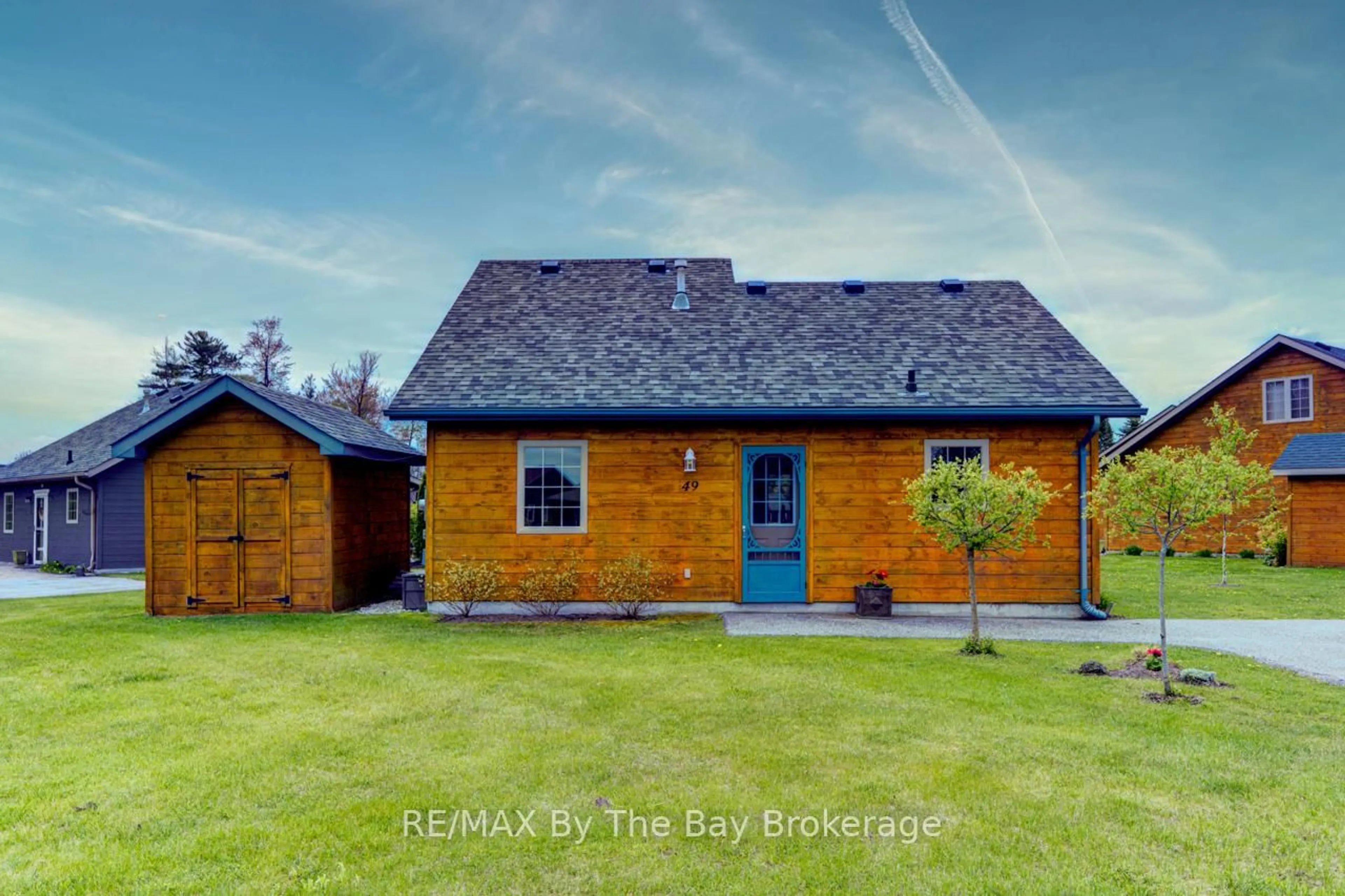 A pic from outside/outdoor area/front of a property/back of a property/a pic from drone, building for 49 Cabin Cres, Wasaga Beach Ontario L9Z 1X7