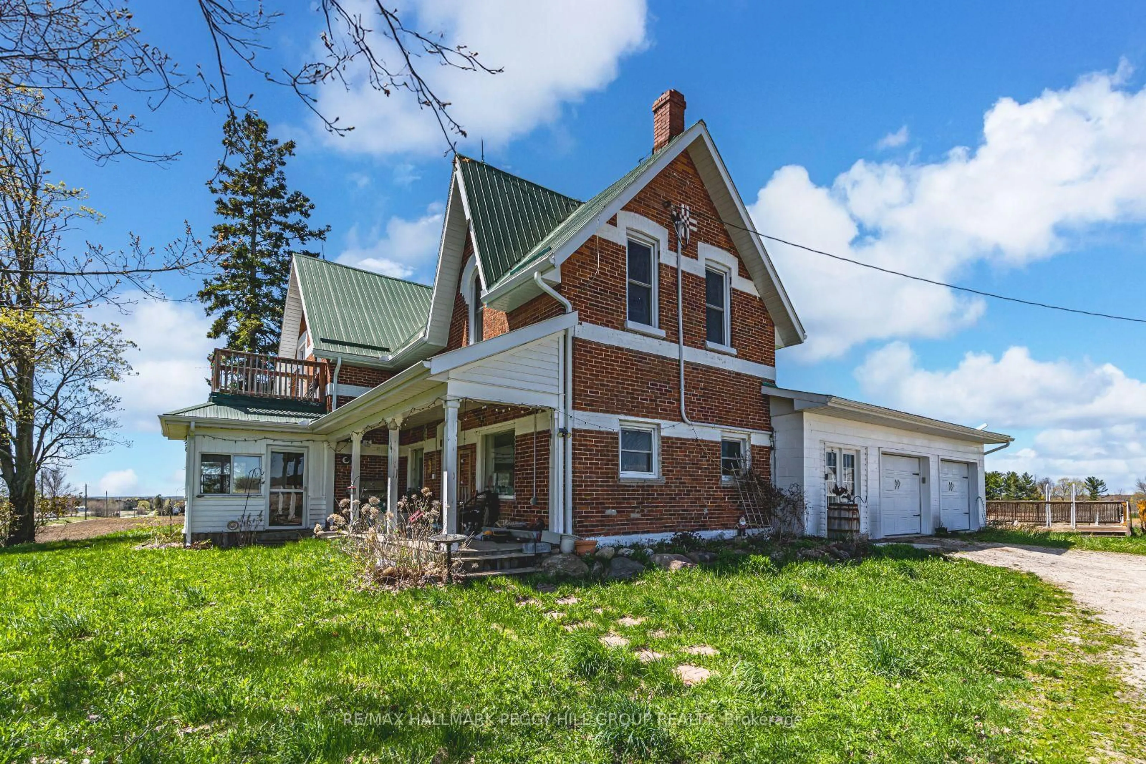 A pic from outside/outdoor area/front of a property/back of a property/a pic from drone, building for 650 Mertz Corner Rd, Tiny Ontario L0K 2E1