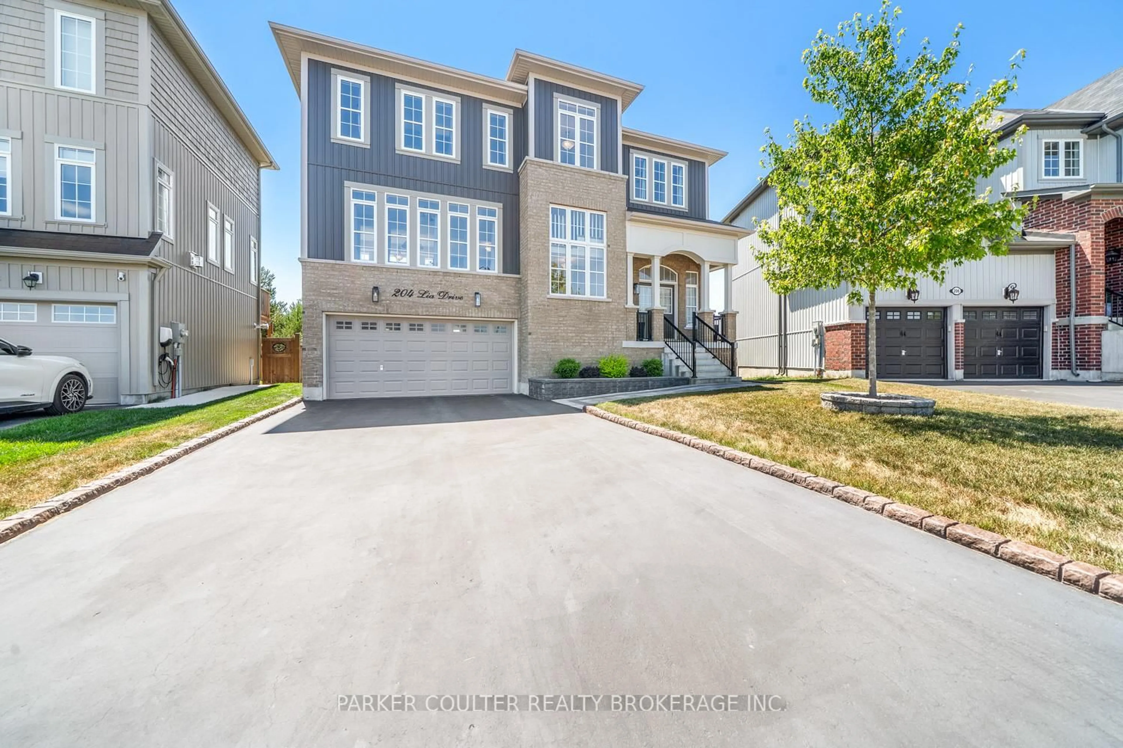 A pic from outside/outdoor area/front of a property/back of a property/a pic from drone, street for 204 Lia Dr, Clearview Ontario L0M 1S0