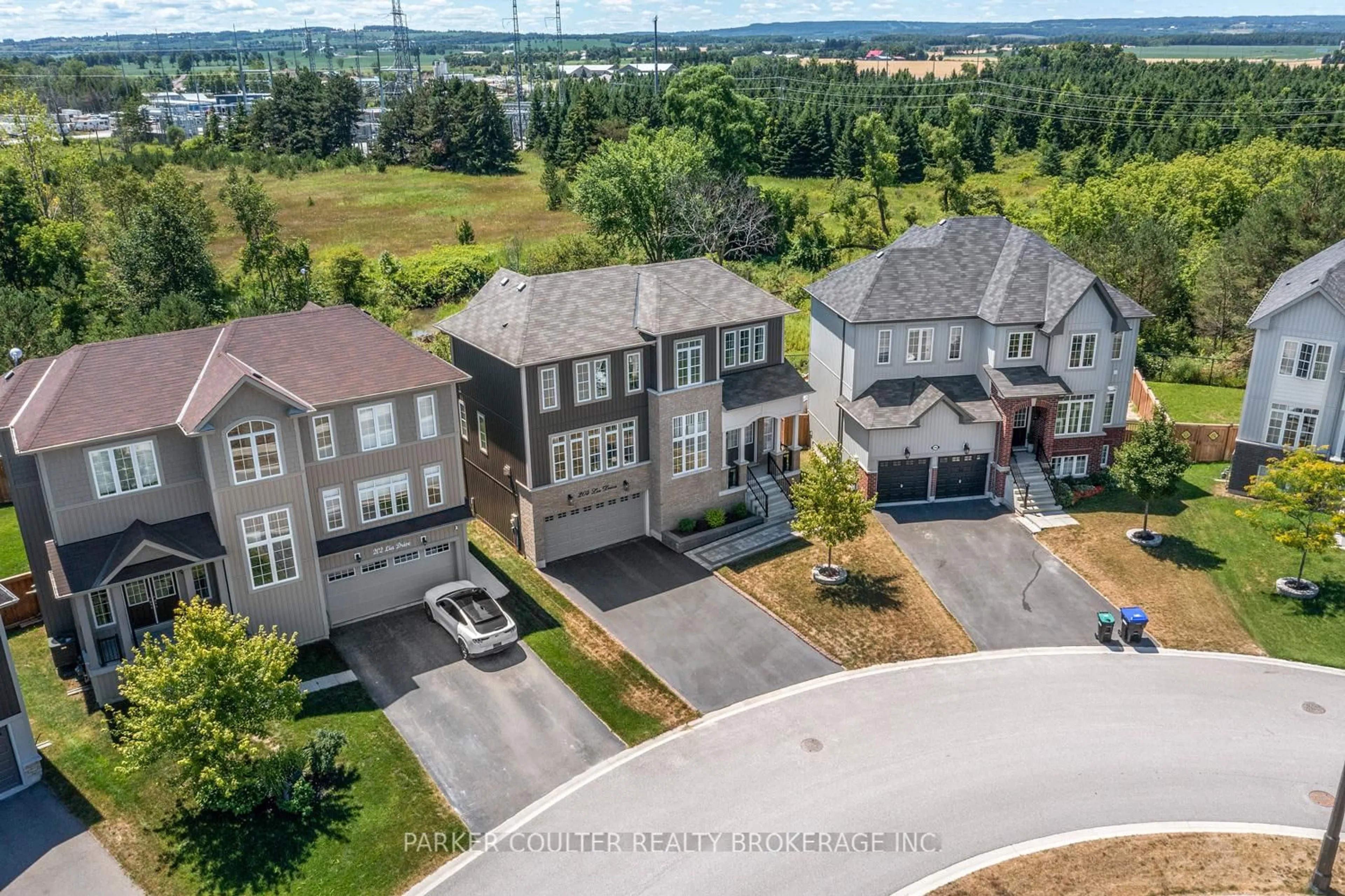 A pic from outside/outdoor area/front of a property/back of a property/a pic from drone, street for 204 Lia Dr, Clearview Ontario L0M 1S0