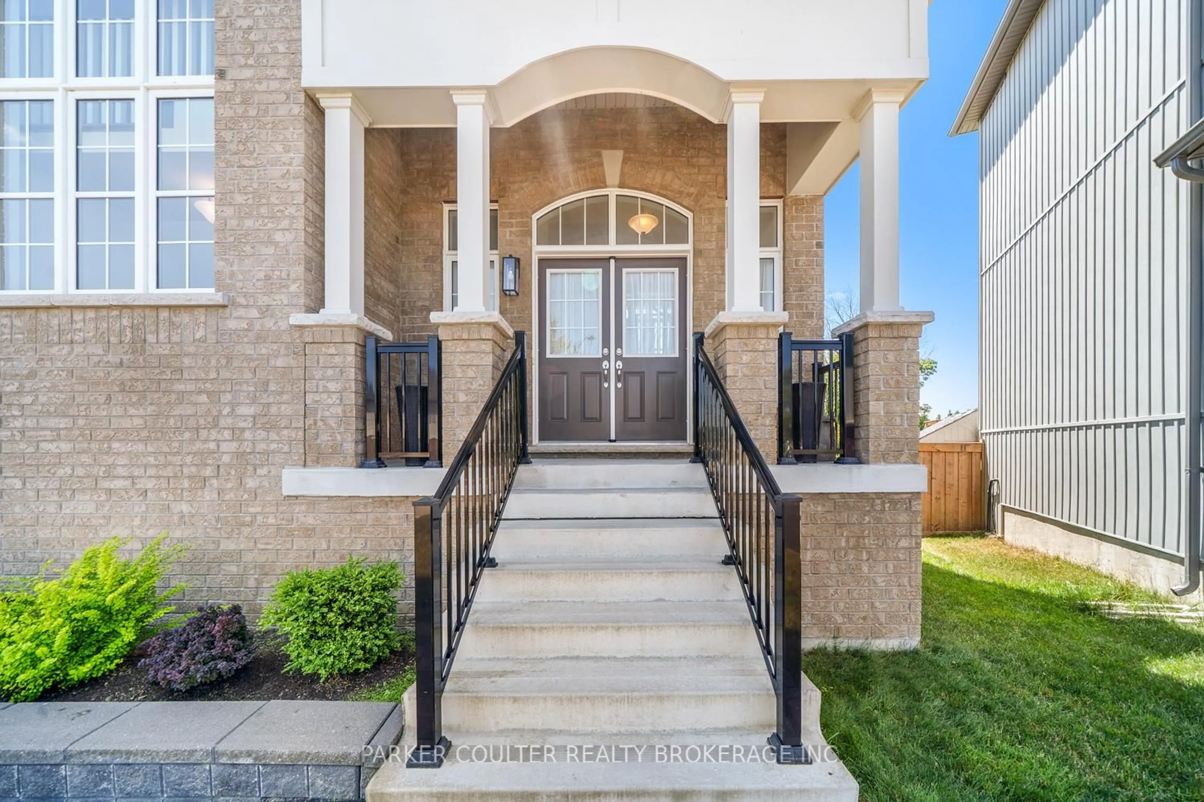 Indoor entryway for 204 Lia Dr, Clearview Ontario L0M 1S0