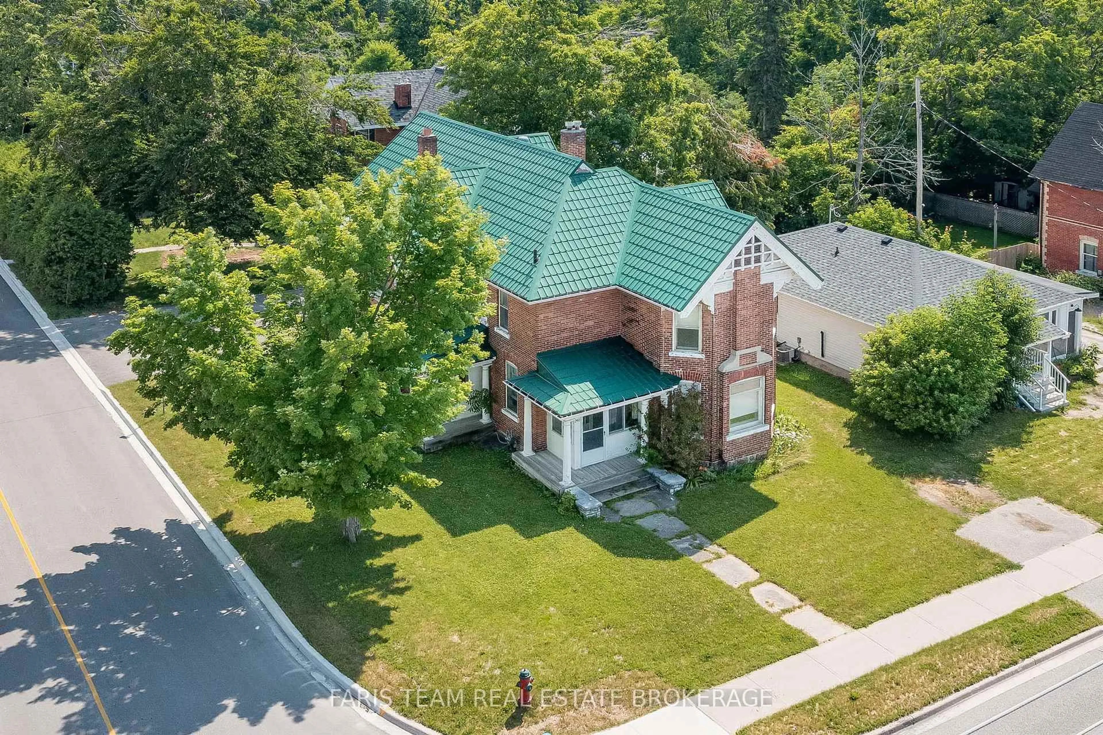 A pic from outside/outdoor area/front of a property/back of a property/a pic from drone, street for 9 Borland St, Orillia Ontario L3V 2B5