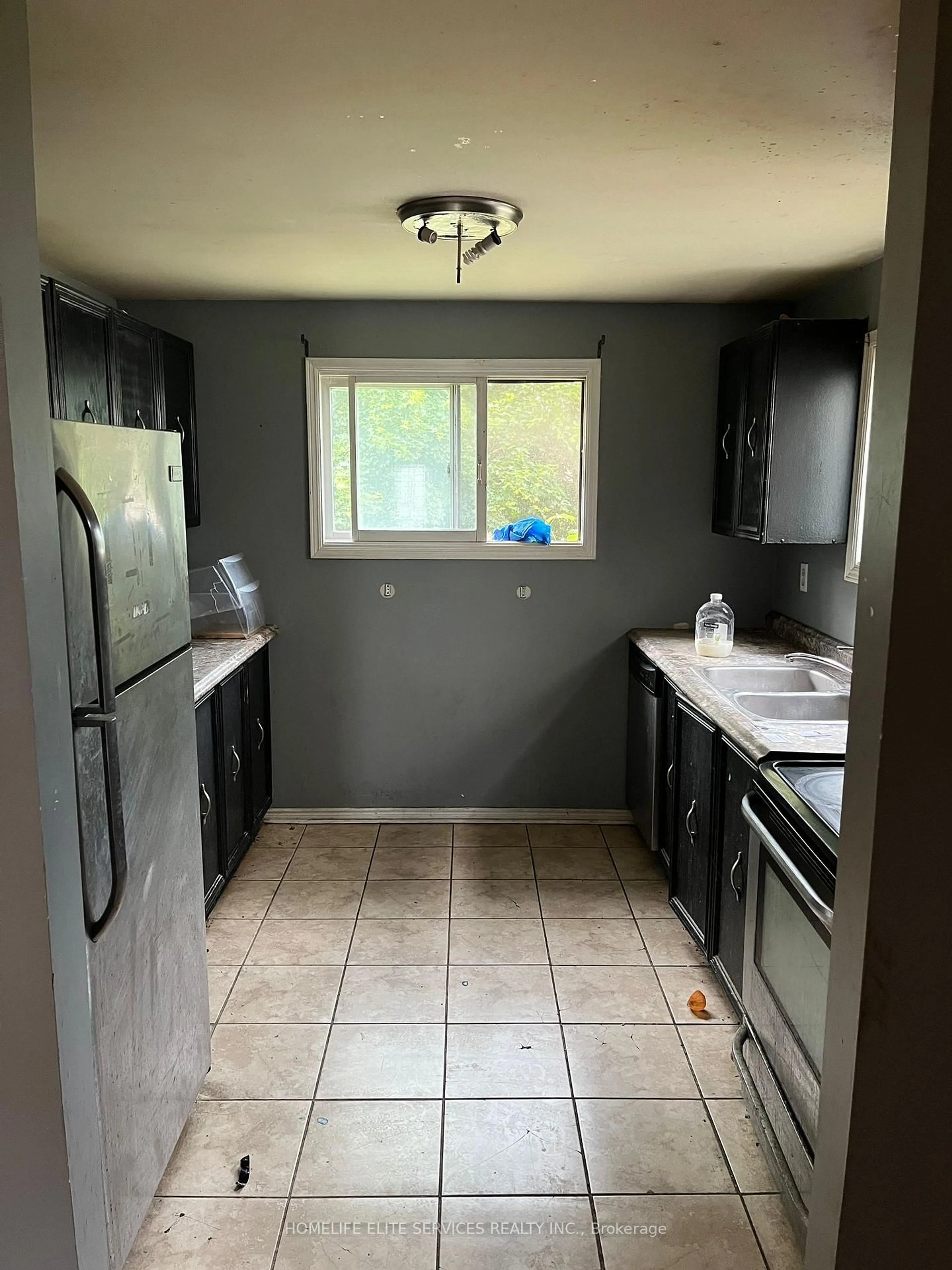 Standard kitchen, unknown for 221 Hickling Tr, Barrie Ontario L4M 5W6