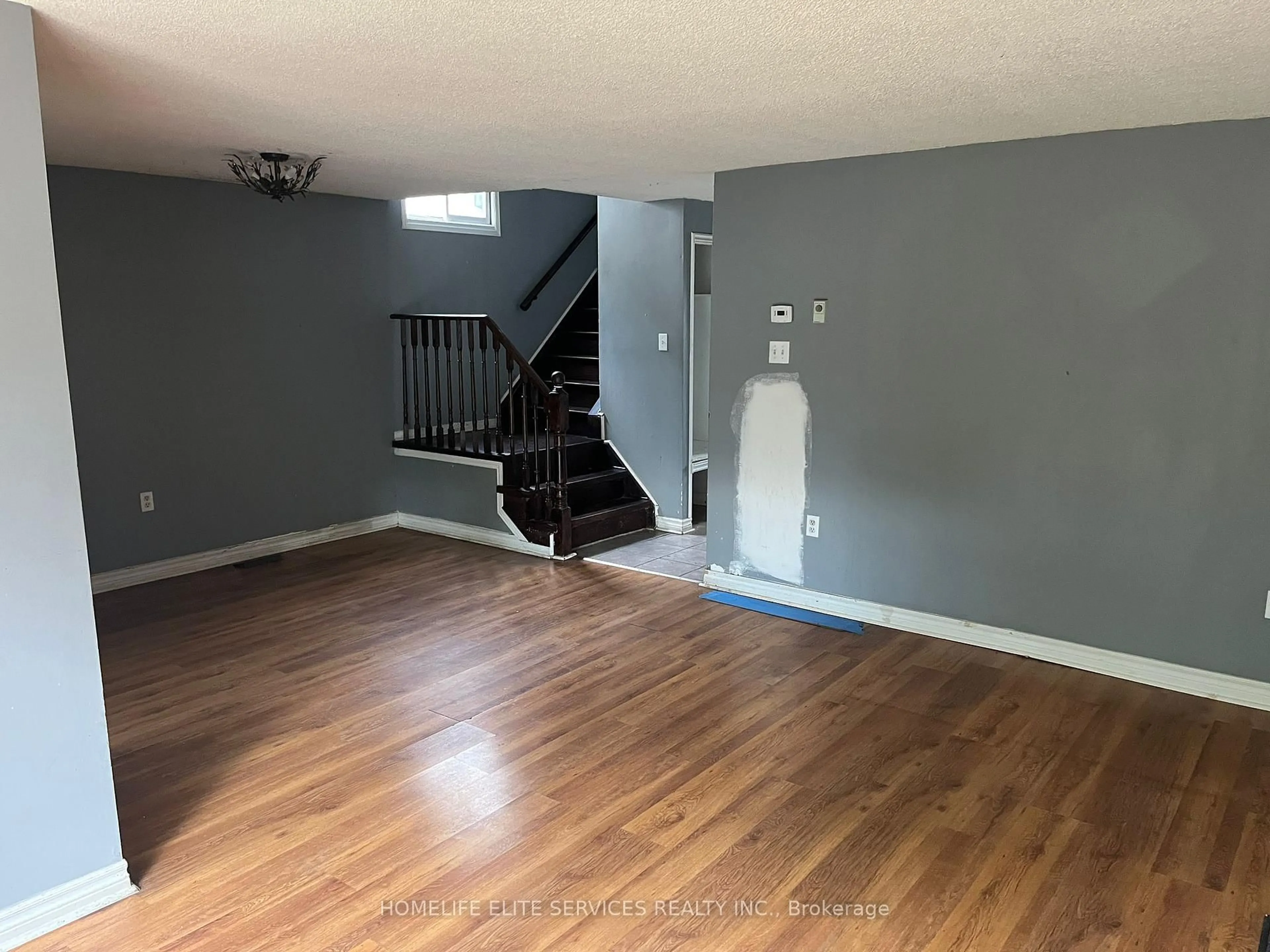 A pic of a room for 221 Hickling Tr, Barrie Ontario L4M 5W6