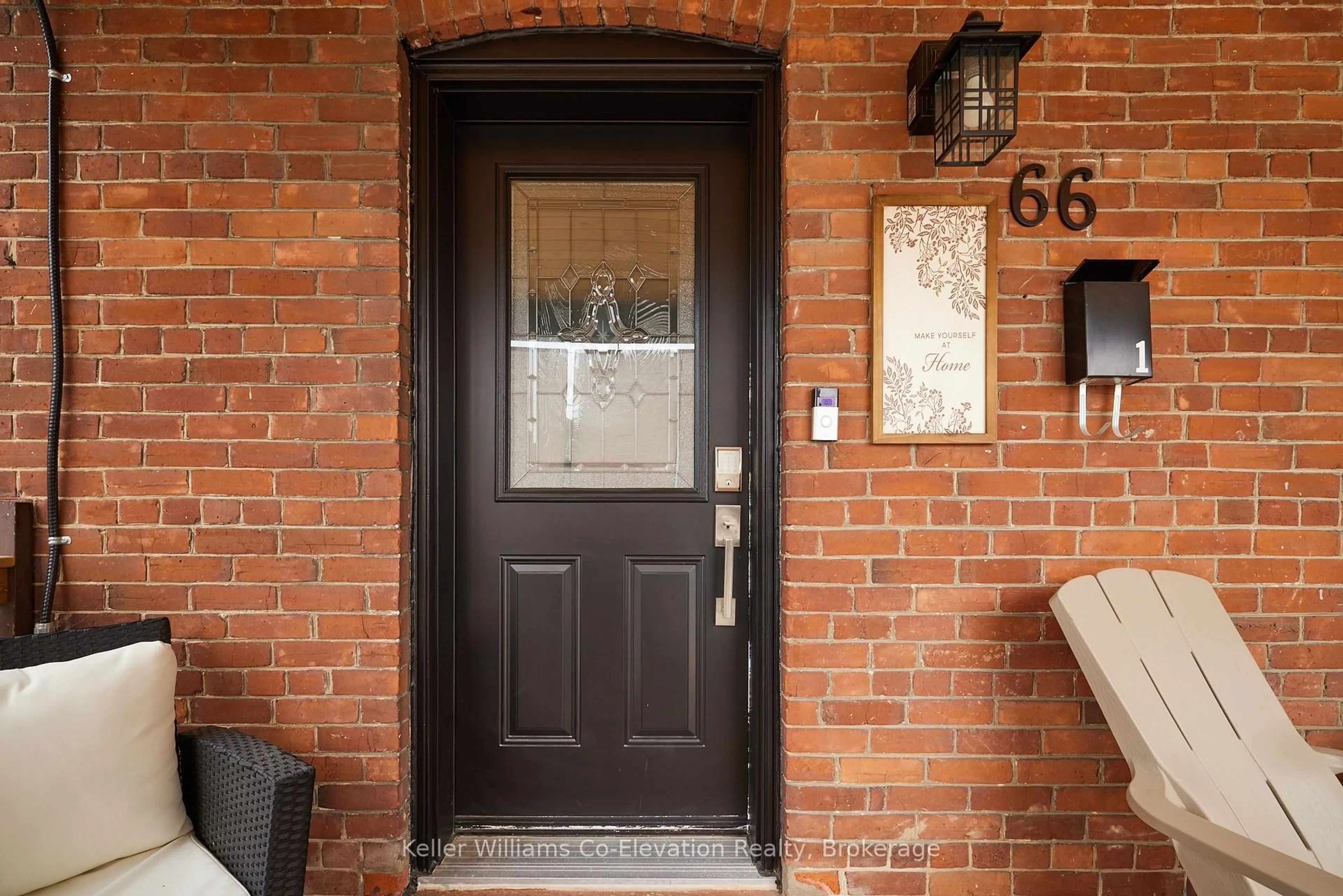 Indoor entryway for 66 Nottawasaga St, Orillia Ontario L3V 3J4