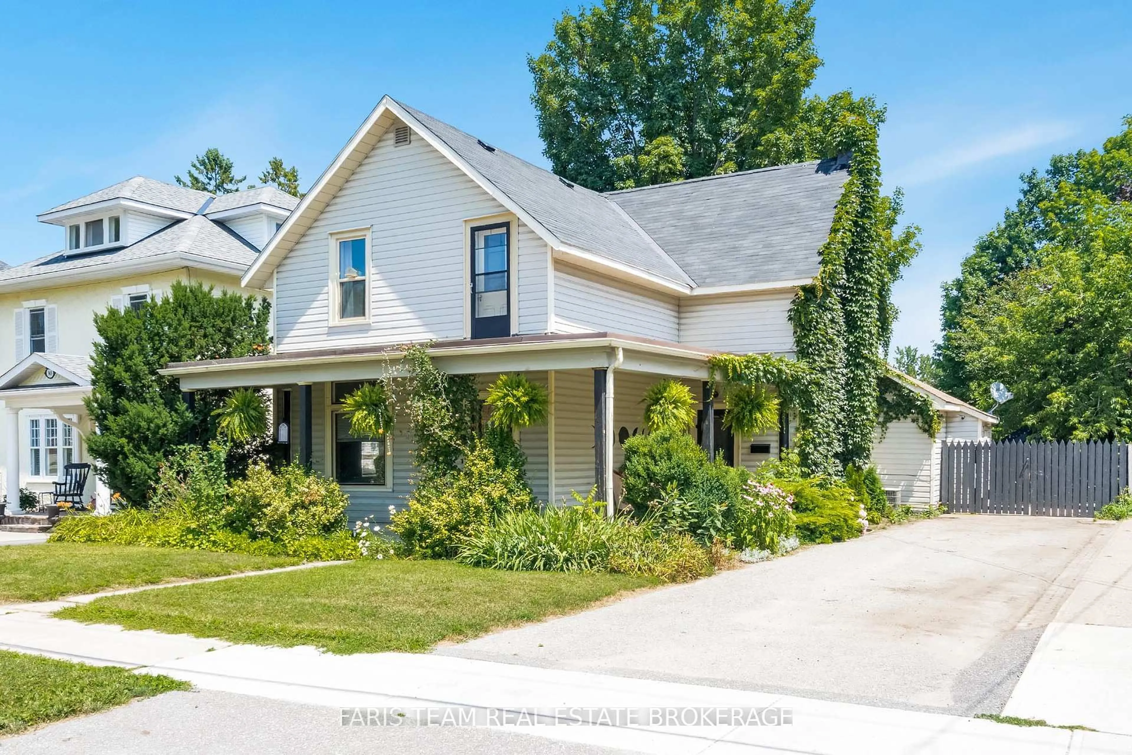 Home with vinyl exterior material, street for 369 Manly St, Midland Ontario L4R 3E2