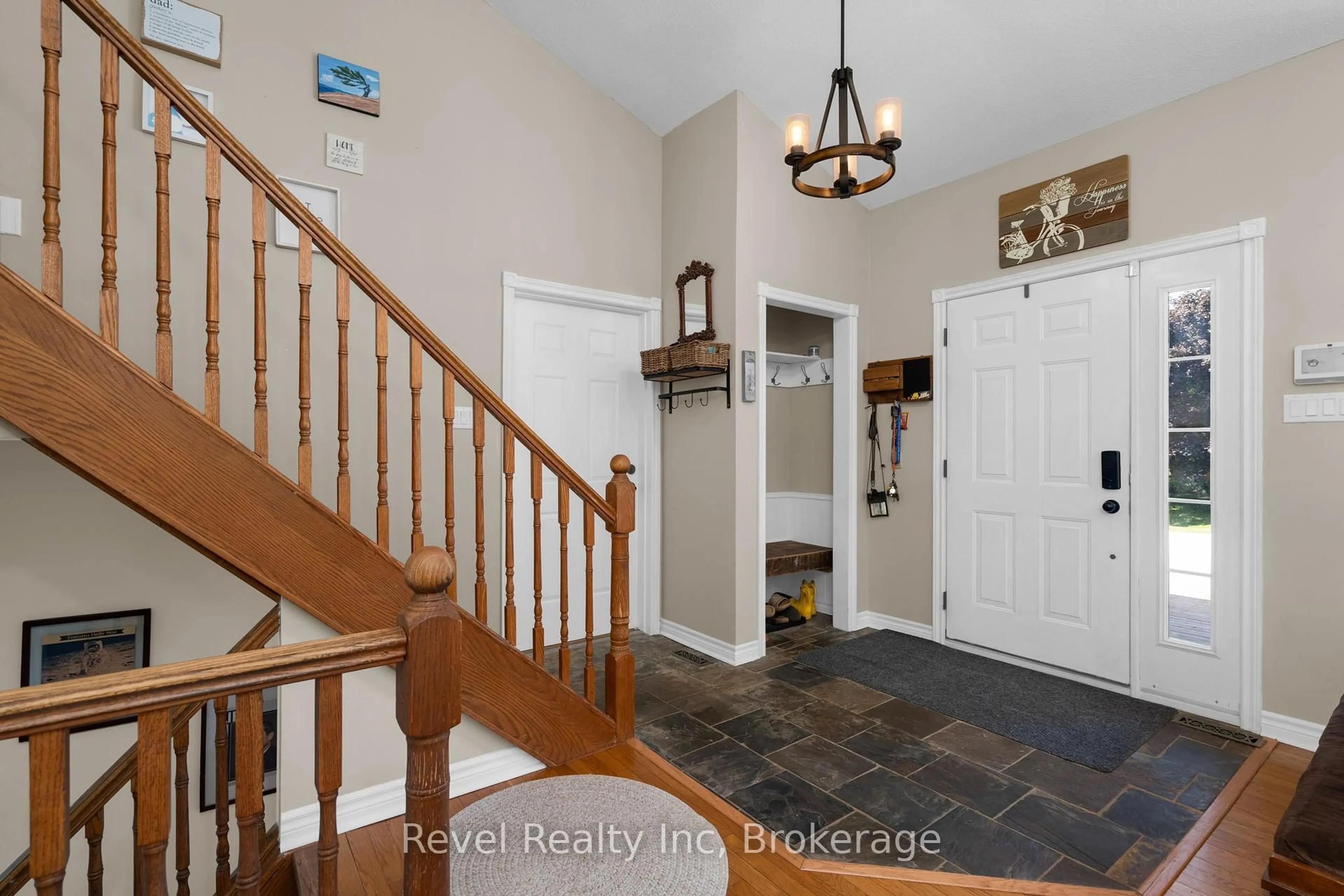 Indoor entryway for 10 BONAVENTURE Pl, Penetanguishene Ontario L9M 1J3