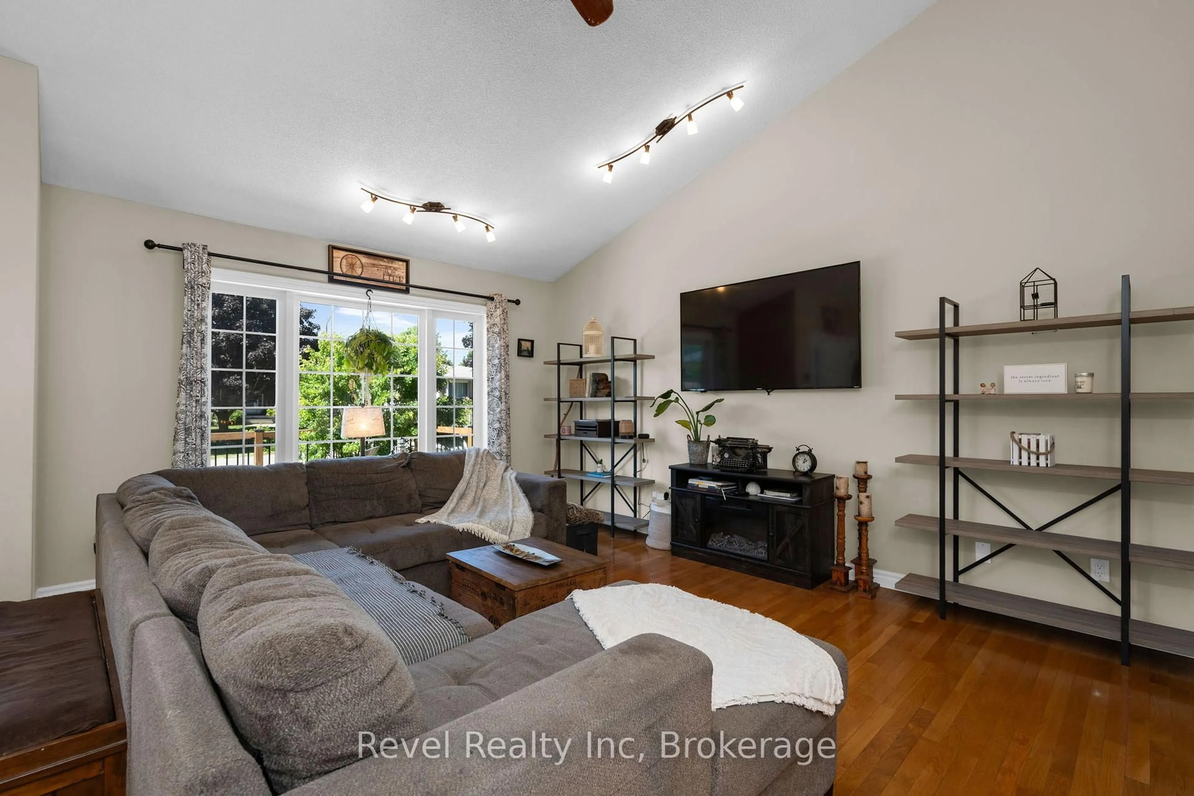Living room with furniture, unknown for 10 BONAVENTURE Pl, Penetanguishene Ontario L9M 1J3