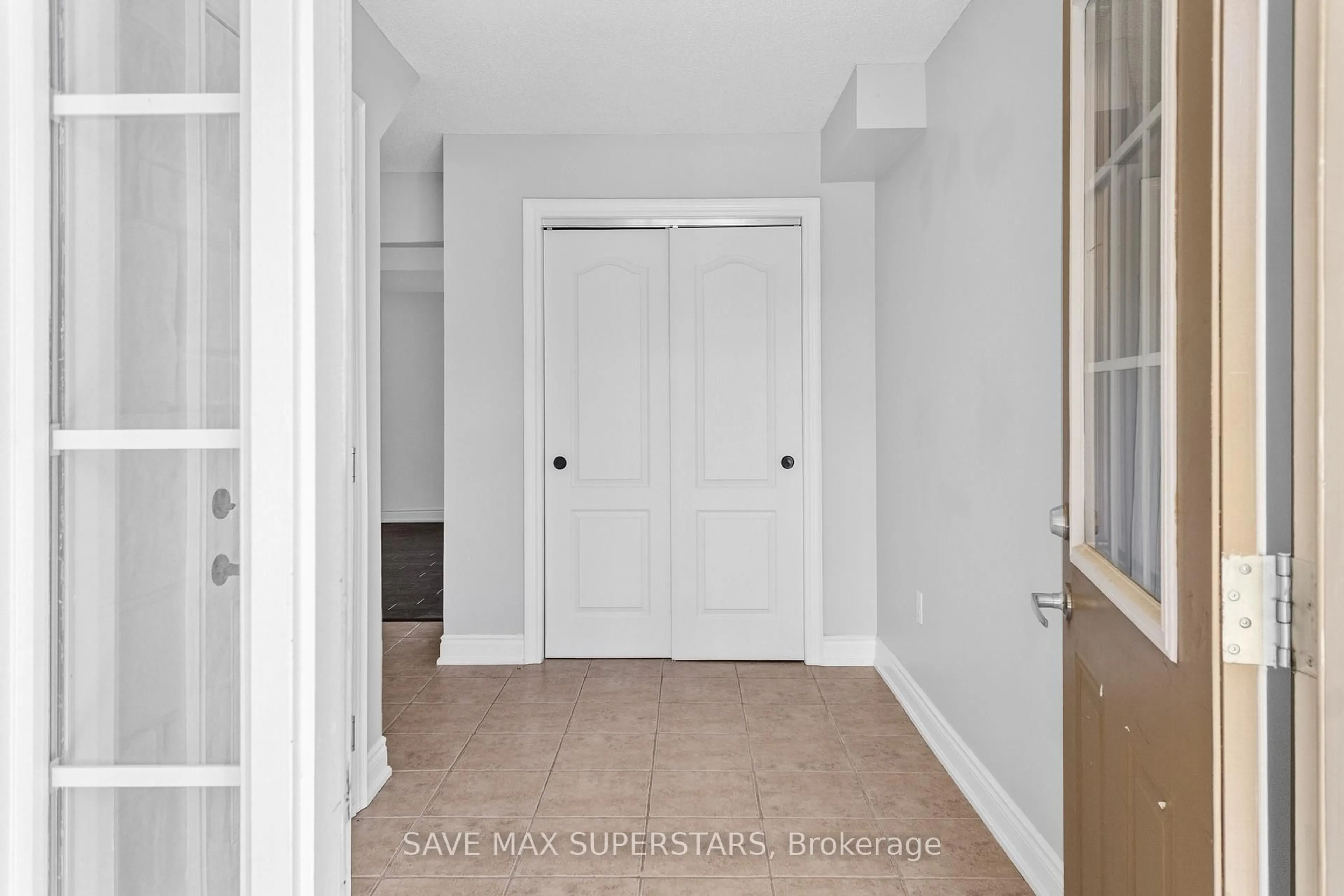 Indoor entryway for 49 Ferndale Dr #5, Barrie Ontario L4N 5W9