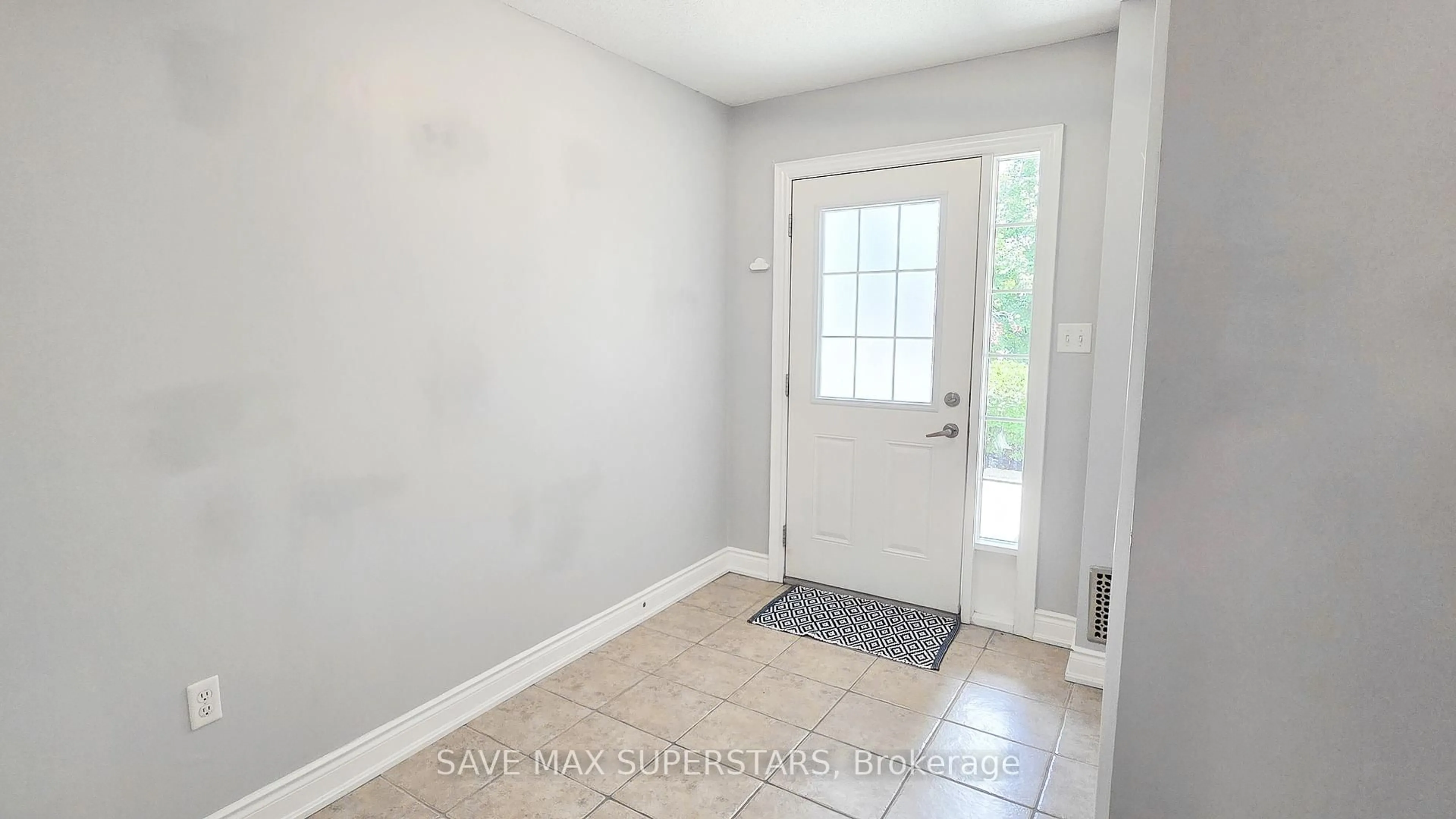 Indoor entryway for 49 Ferndale Dr #5, Barrie Ontario L4N 5W9