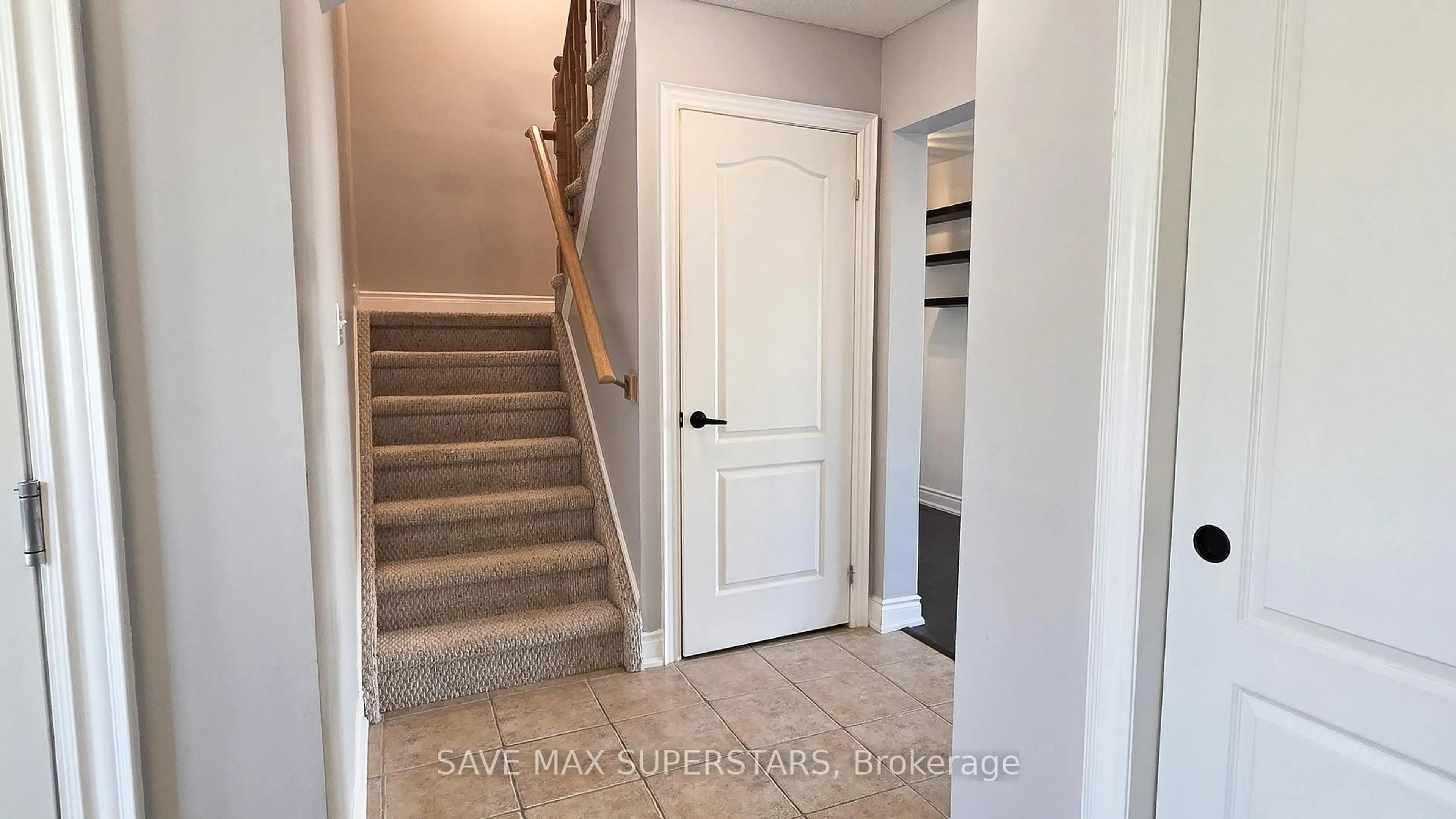 Indoor entryway for 49 Ferndale Dr #5, Barrie Ontario L4N 5W9
