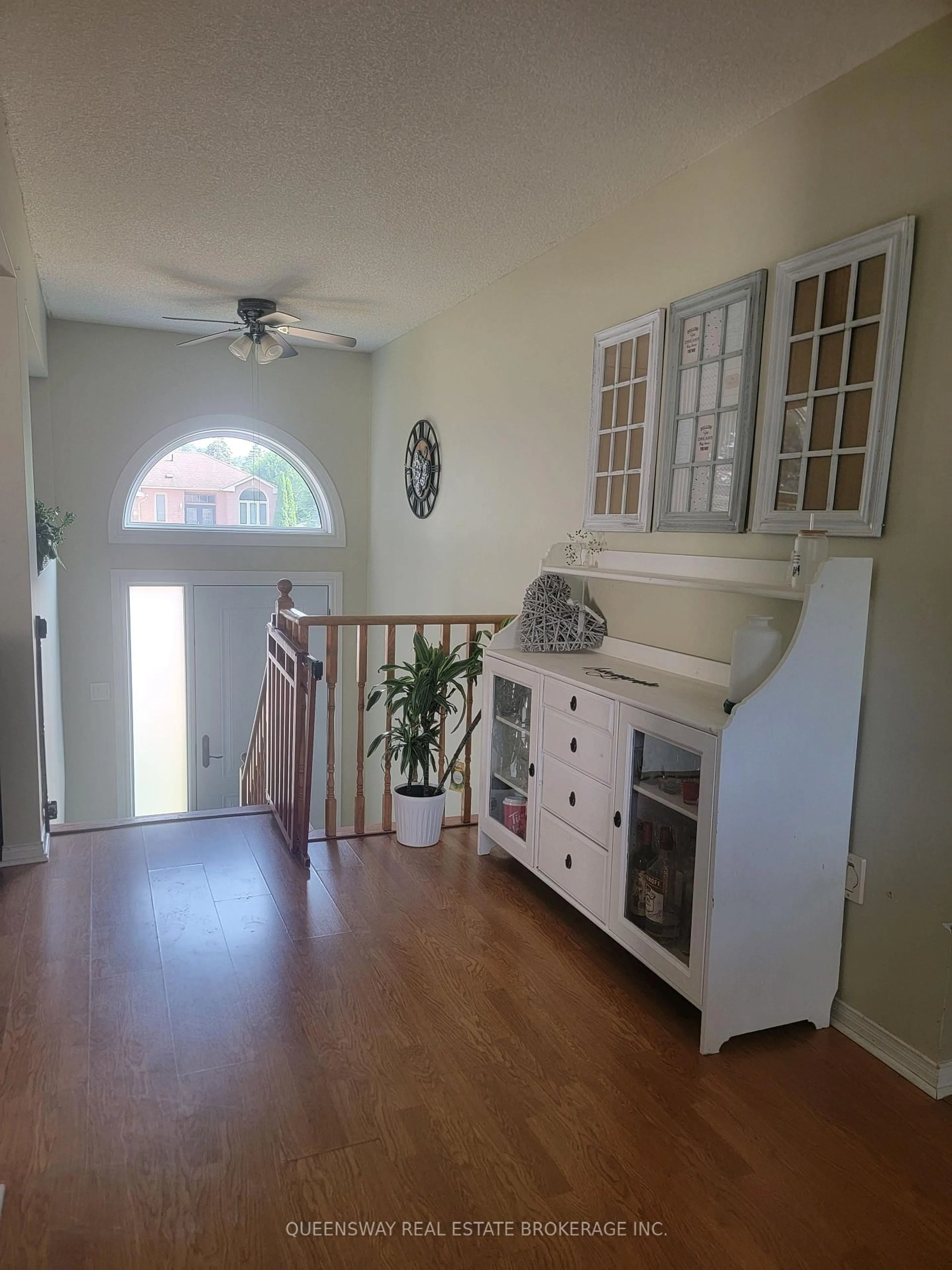 Indoor entryway for 50 Acorn Cres, Wasaga Beach Ontario L9Z 1L6