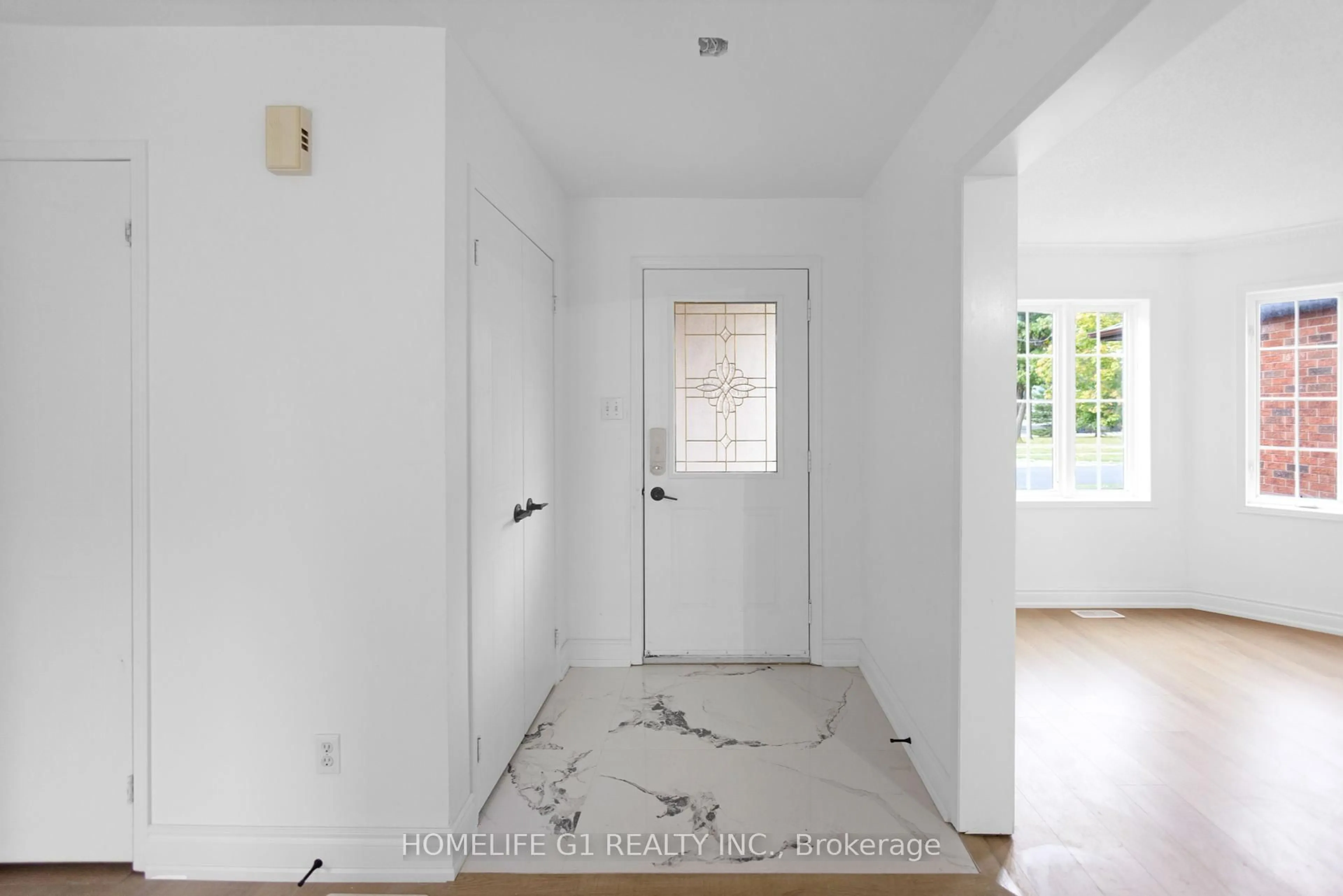 Indoor entryway for 9 Hodgson Dr, Barrie Ontario L4N 7Y2