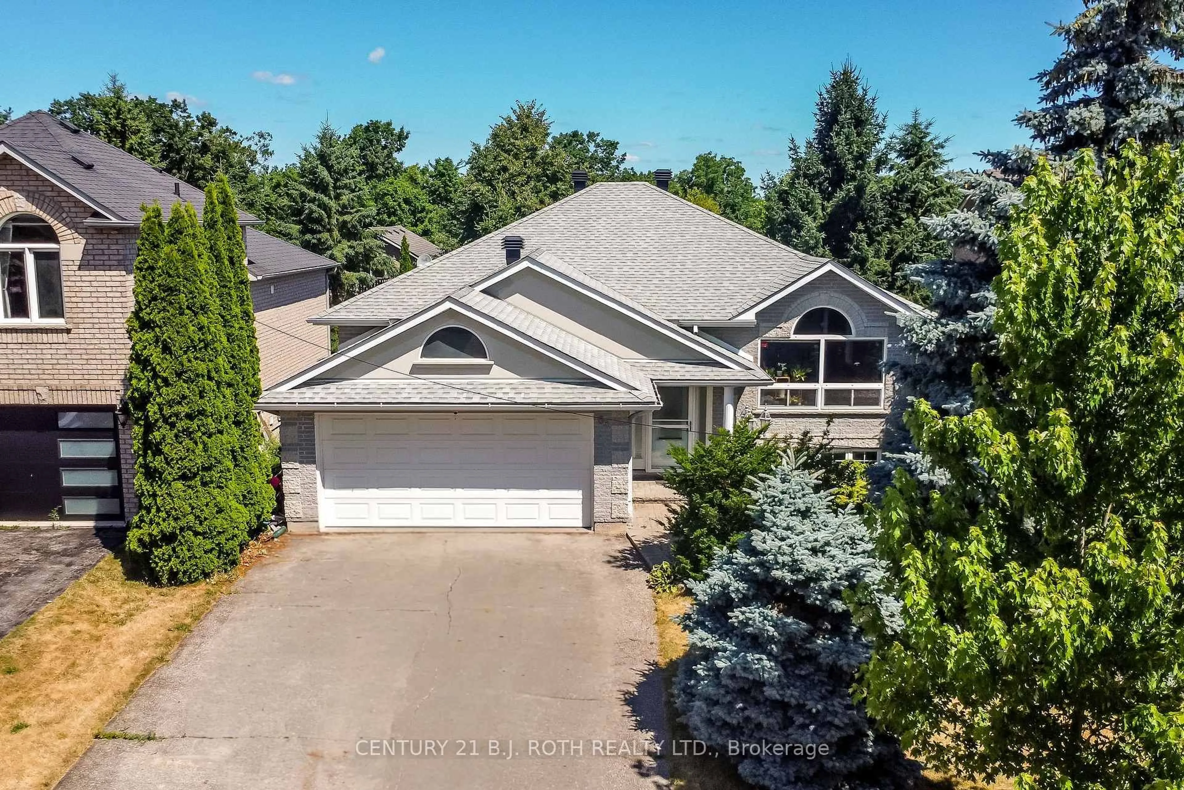 A pic from outside/outdoor area/front of a property/back of a property/a pic from drone, street for 55 Bloxham Pl, Barrie Ontario L4N 9K2