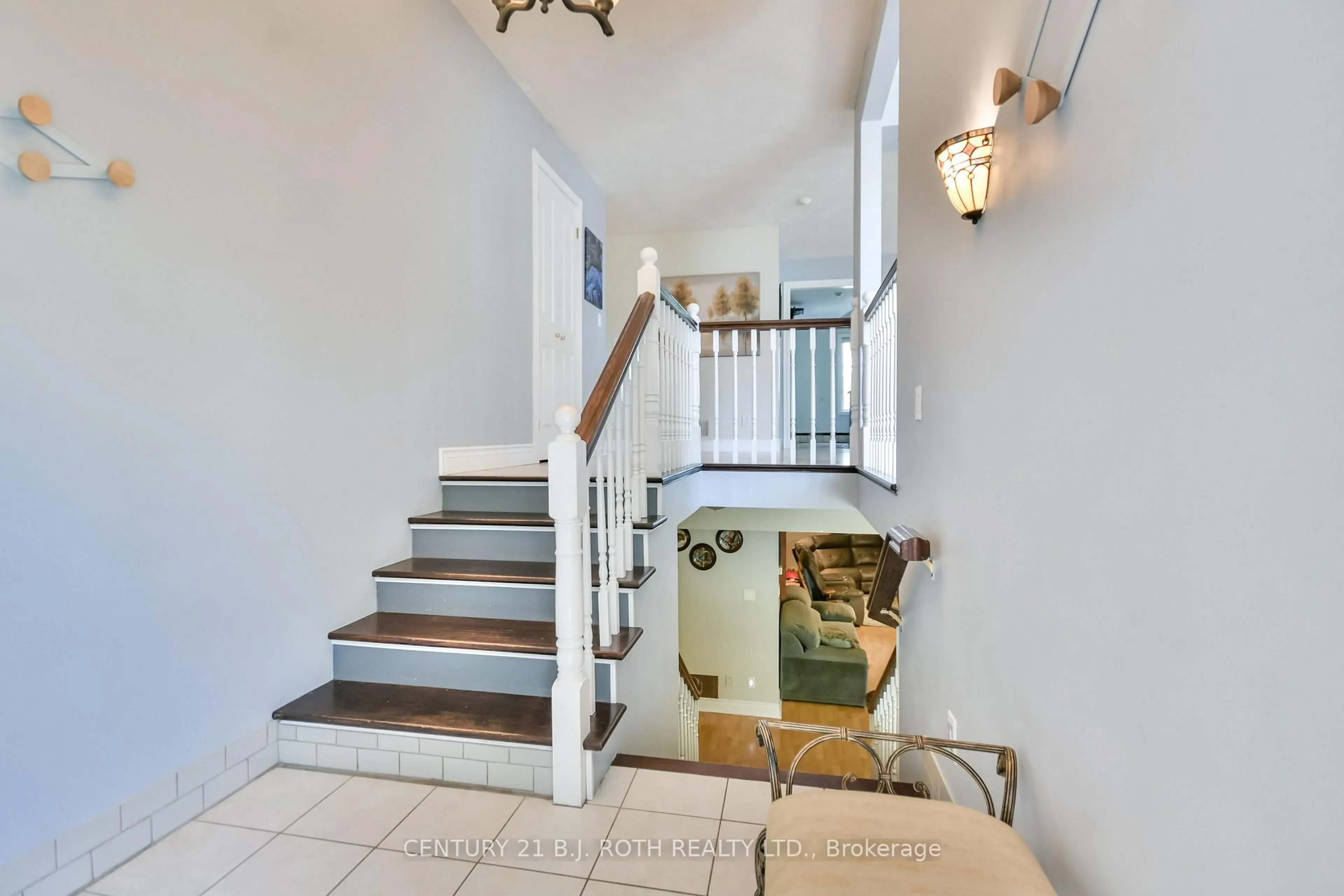 Indoor foyer for 55 Bloxham Pl, Barrie Ontario L4N 9K2