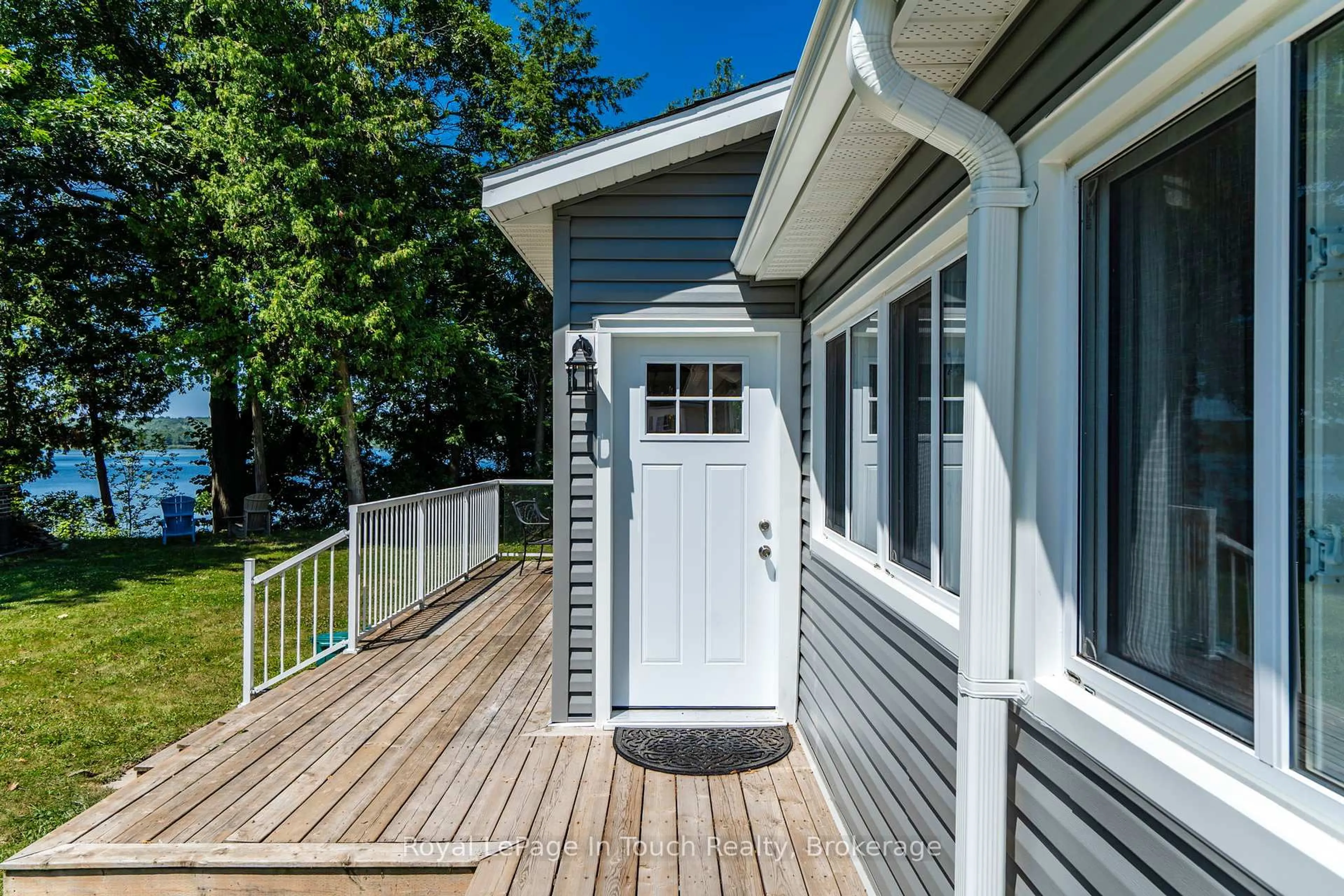 Home with vinyl exterior material, water/lake/river/ocean view for 30 Lakeshore Rd, Midland Ontario L4R 0B9