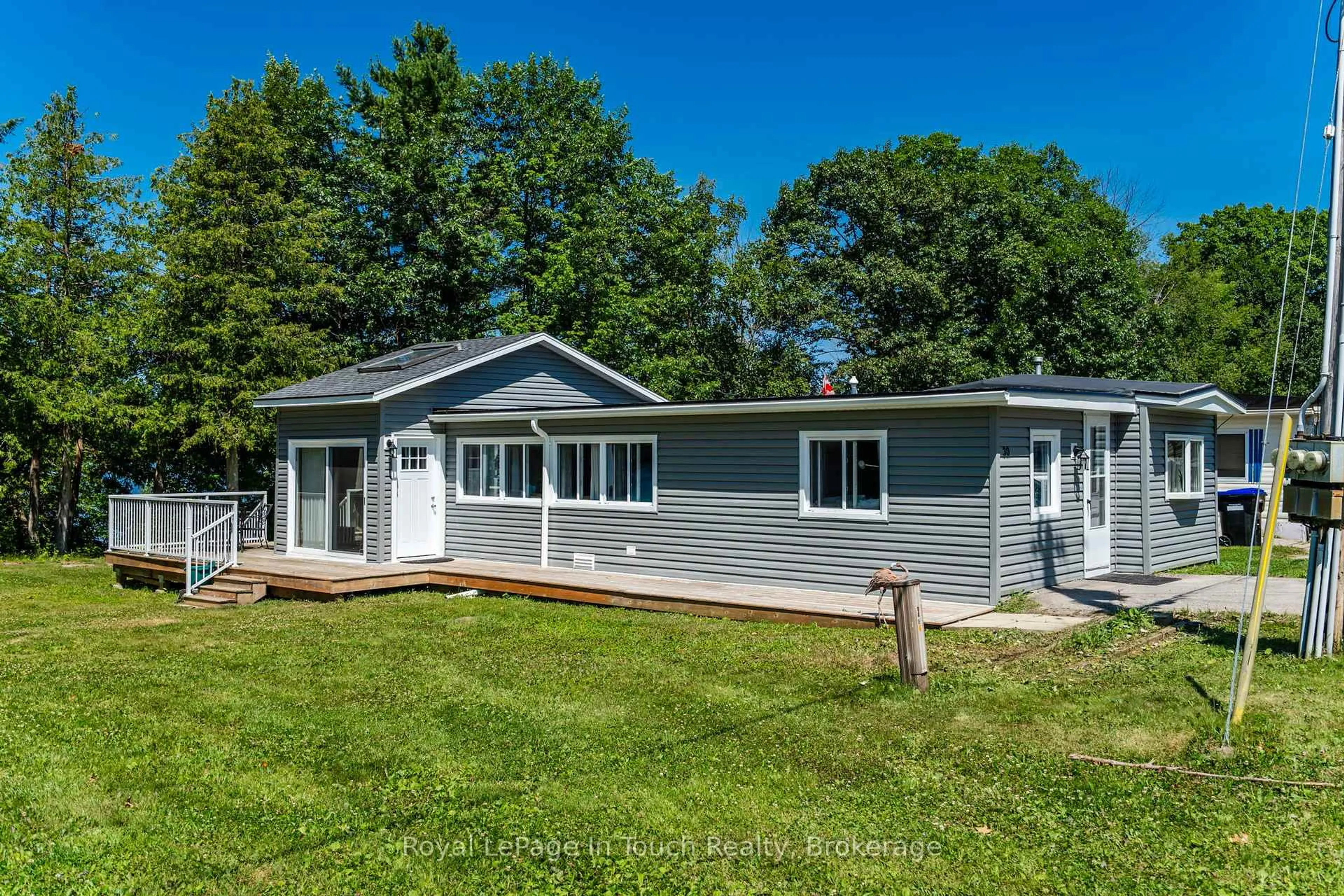 Home with vinyl exterior material, water/lake/river/ocean view for 30 Lakeshore Rd, Midland Ontario L4R 0B9