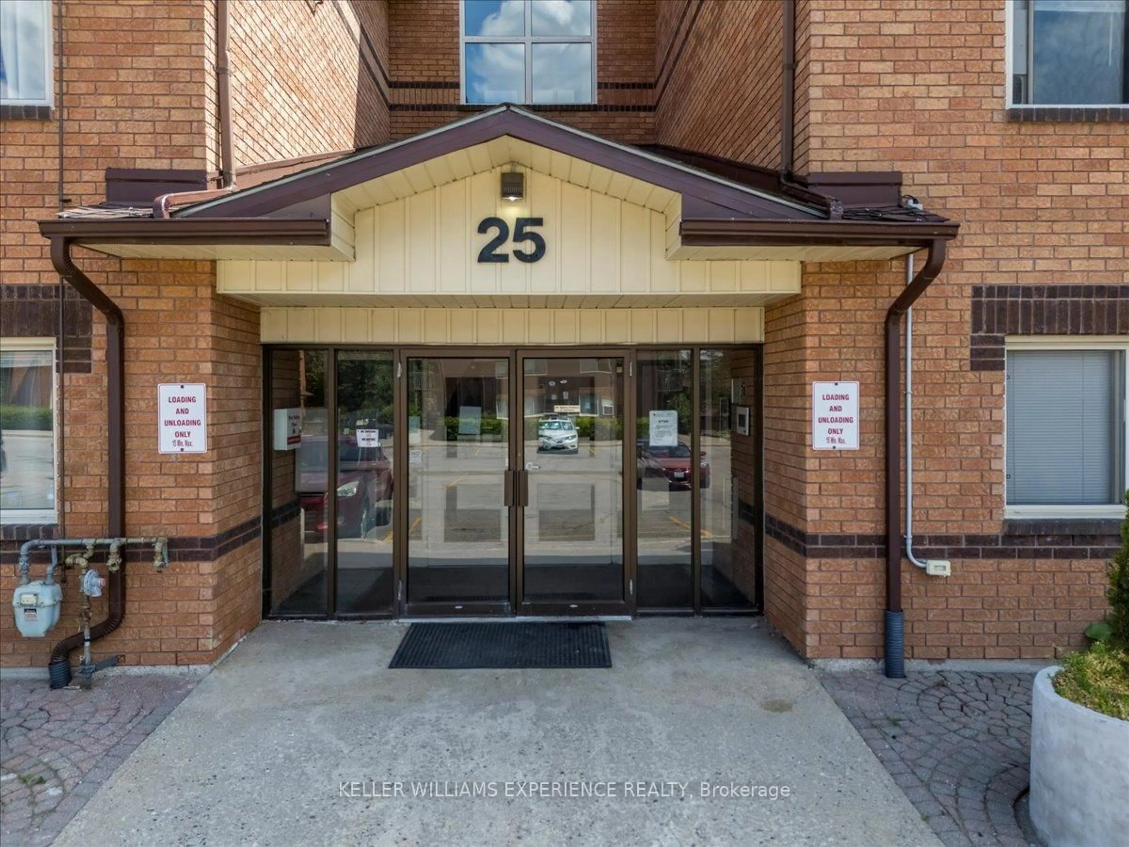 Indoor foyer for 25 Meadow Lane #102, Barrie Ontario L4N 7K2