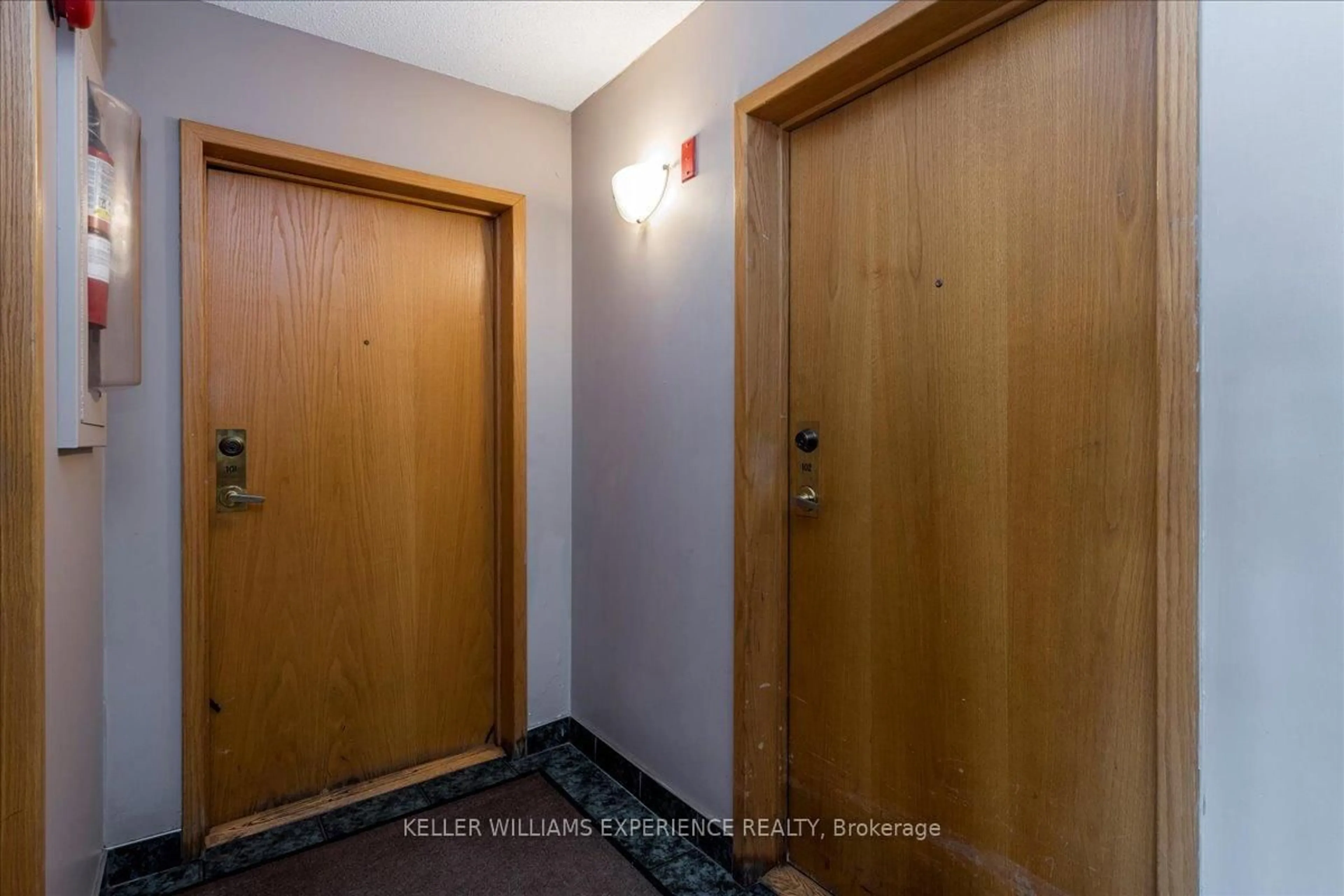 Indoor foyer for 25 Meadow Lane #102, Barrie Ontario L4N 7K2