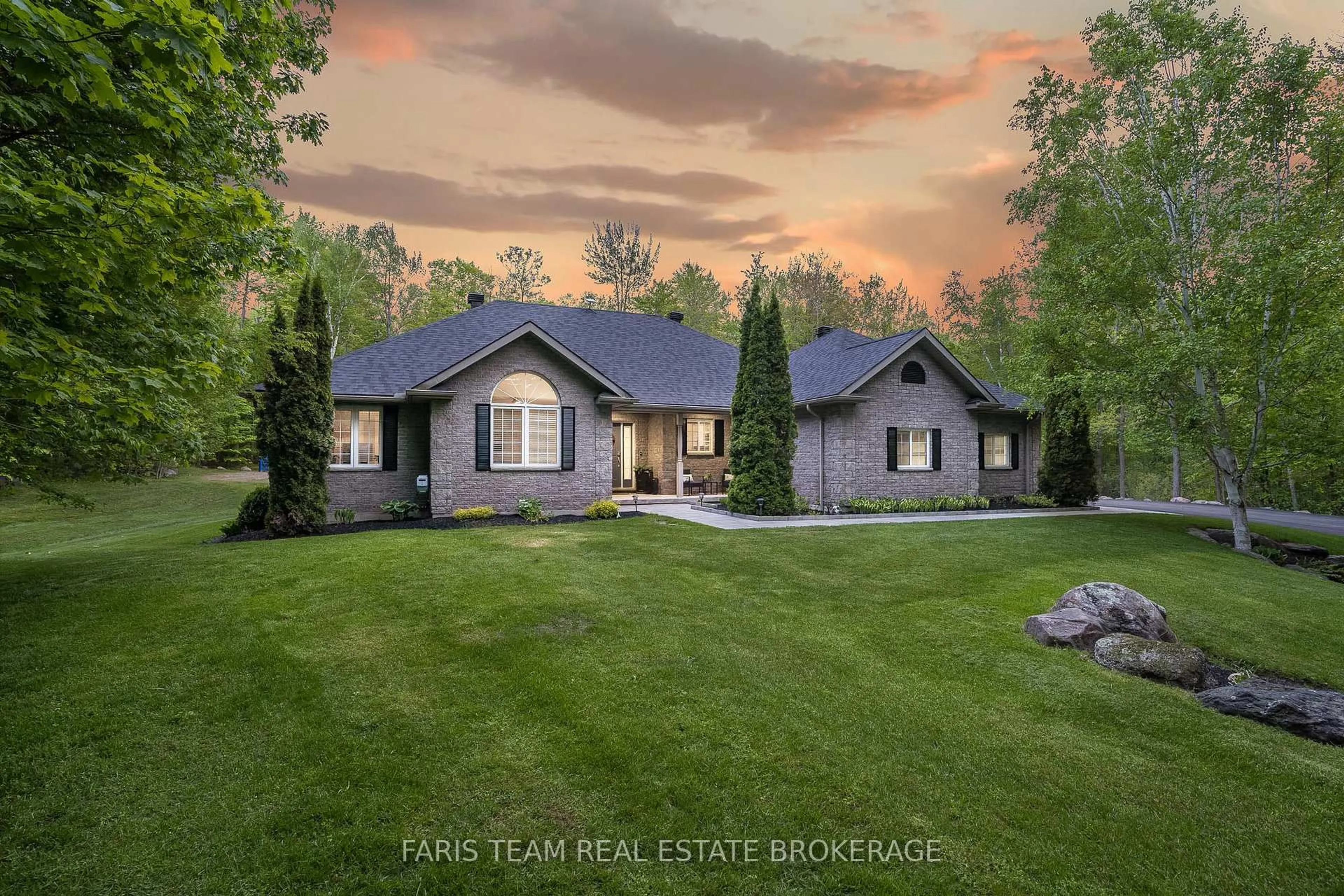 A pic from outside/outdoor area/front of a property/back of a property/a pic from drone, mountain view for 37 O'Donnell Crt, Penetanguishene Ontario L9M 2A6