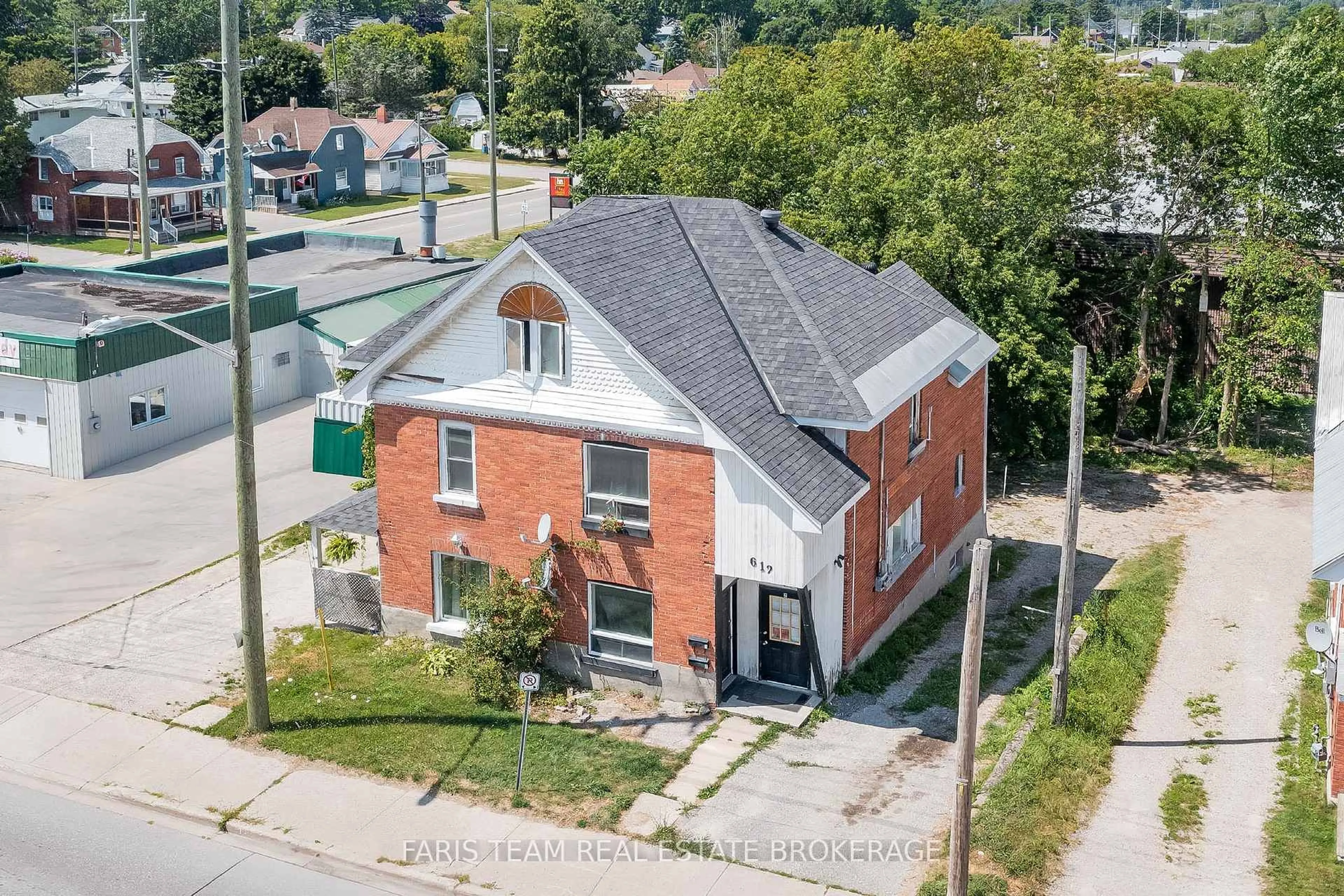 A pic from outside/outdoor area/front of a property/back of a property/a pic from drone, building for 612 Bay St, Midland Ontario L4R 1L6