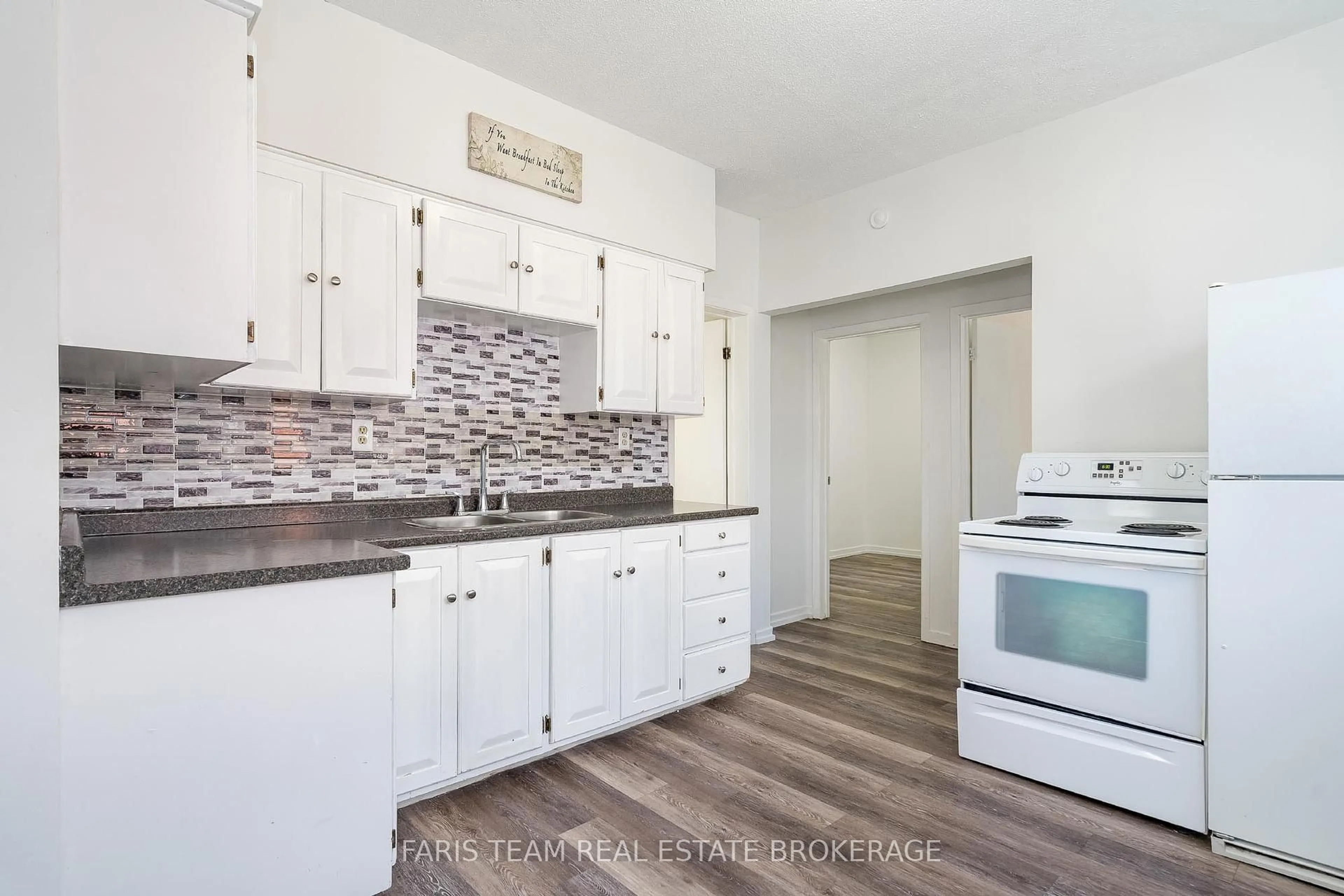 Standard kitchen, unknown for 612 Bay St, Midland Ontario L4R 1L6