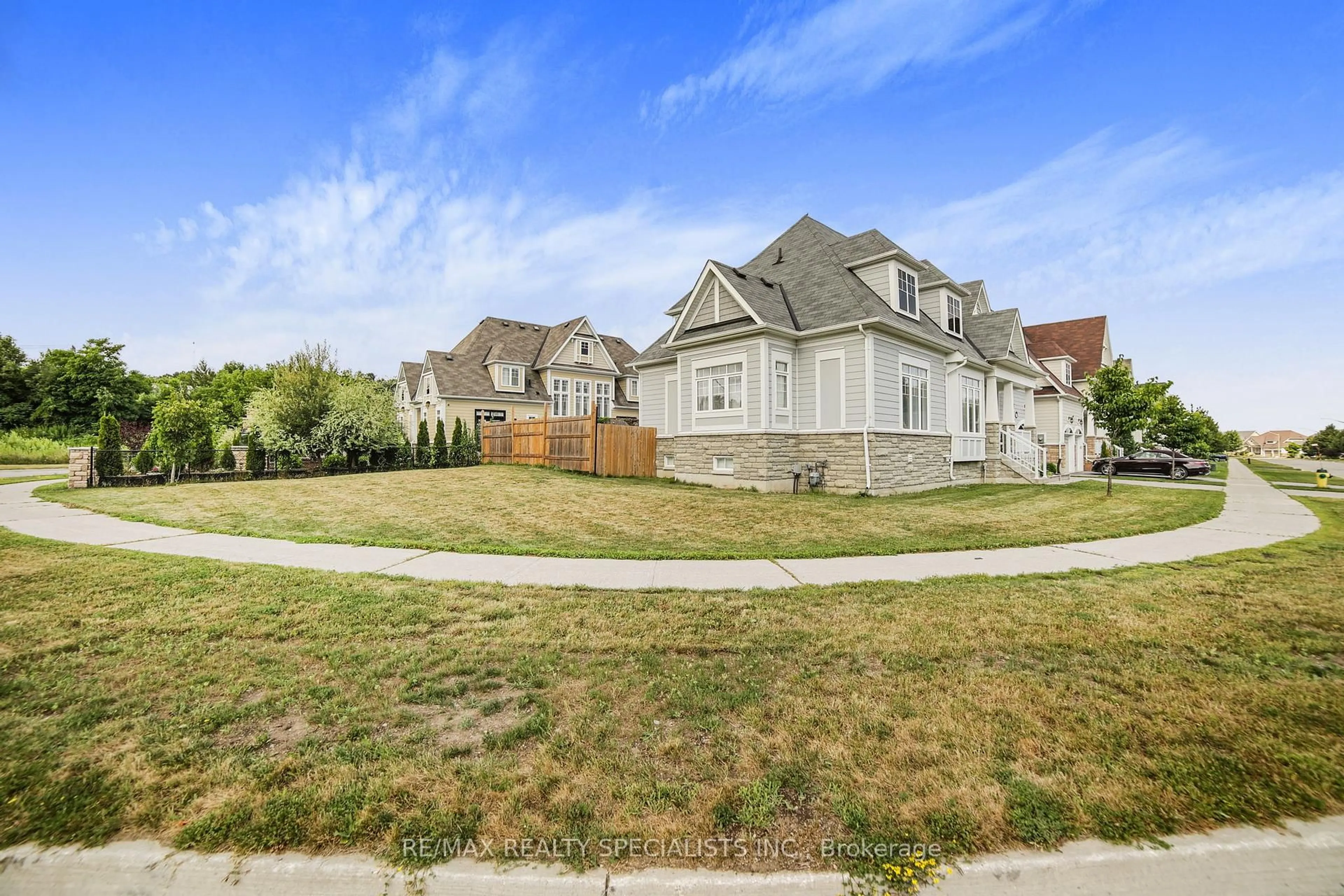 A pic from outside/outdoor area/front of a property/back of a property/a pic from drone, street for 61 Riverwalk Pl, Midland Ontario L4R 0B4