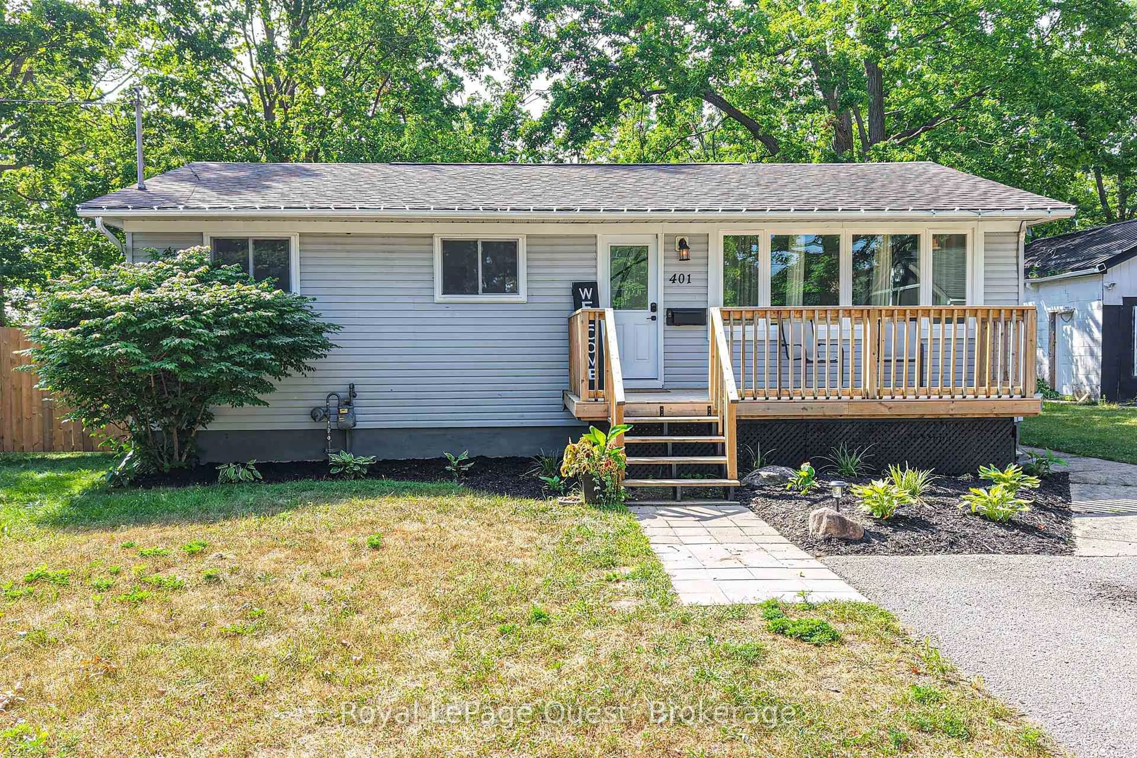 Home with vinyl exterior material, street for 401 Mississaga St, Orillia Ontario L3V 3C4