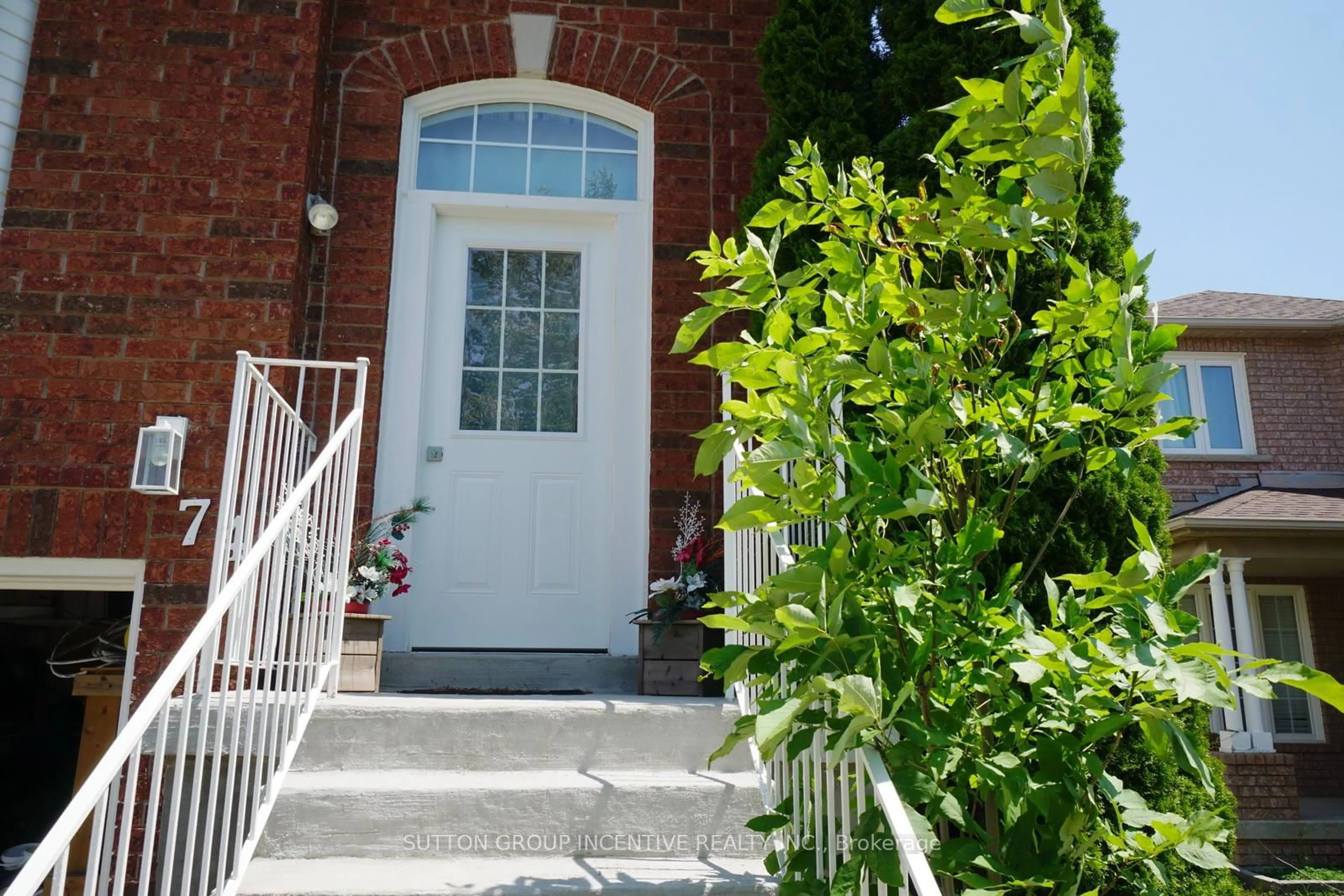 Indoor entryway for 74 Rundle Cres, Barrie Ontario L4N 8E6