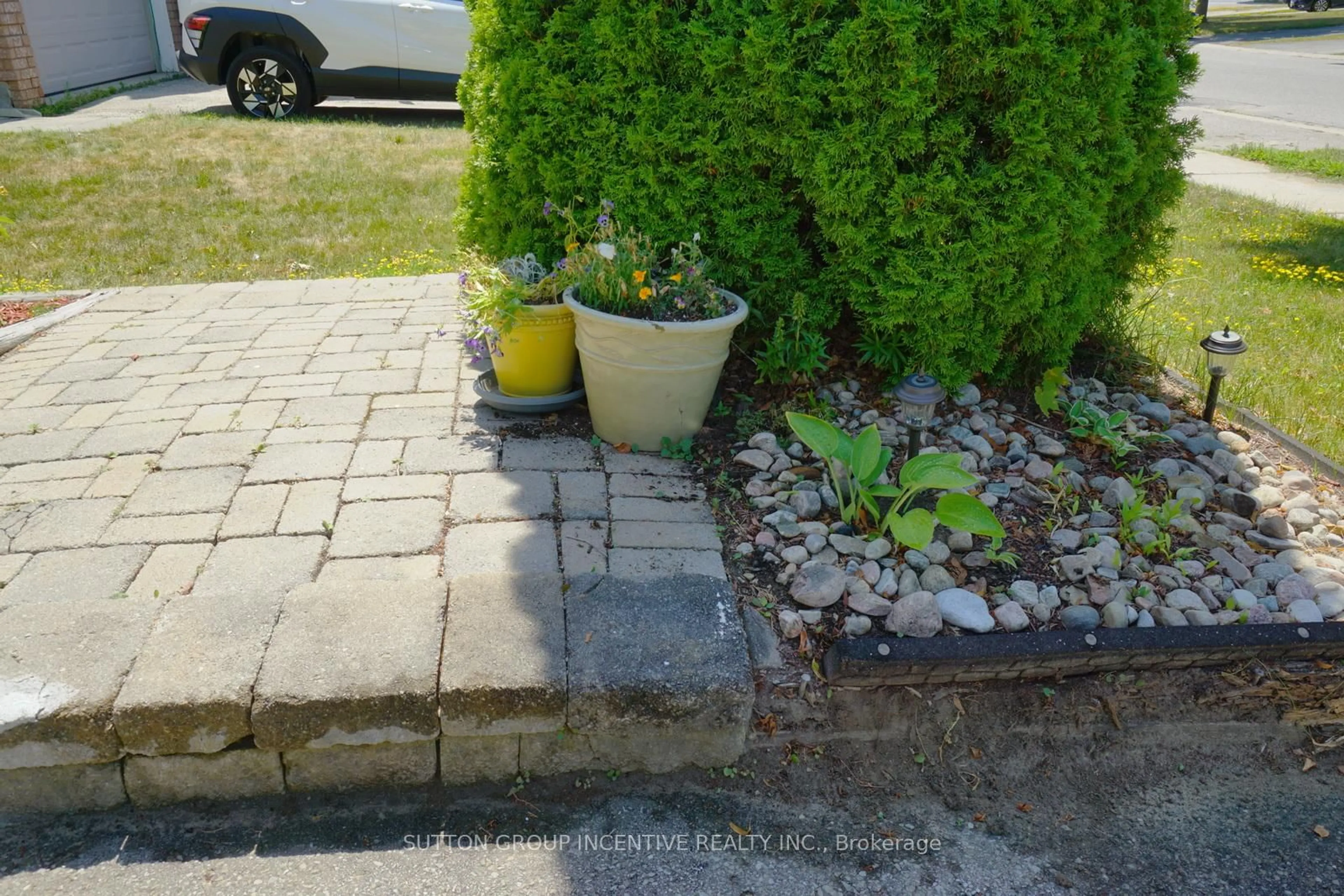 Patio, street for 74 Rundle Cres, Barrie Ontario L4N 8E6