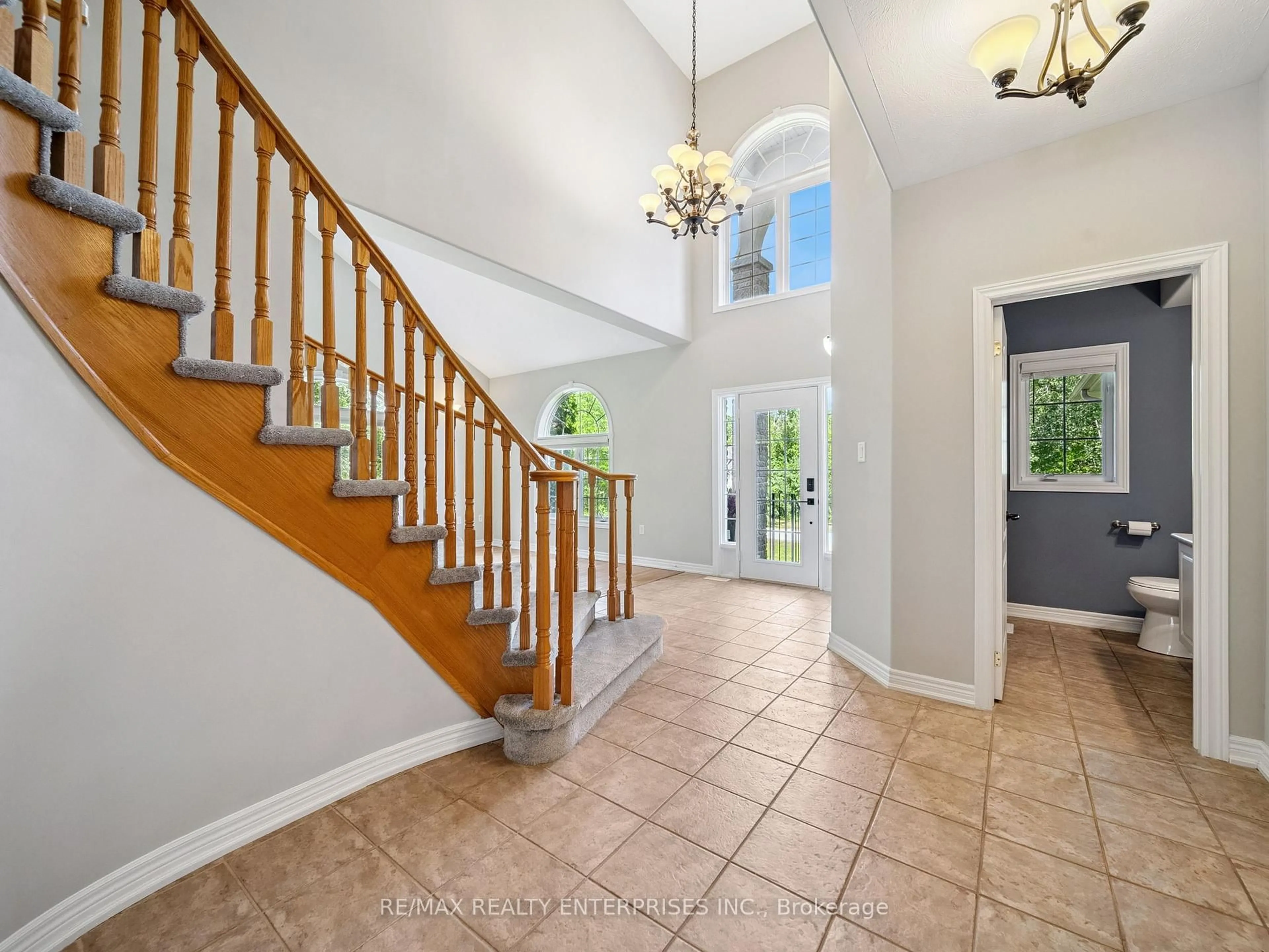 Indoor foyer for 2036 Birkshire Woods Lane, Severn Ontario L3V 6H2
