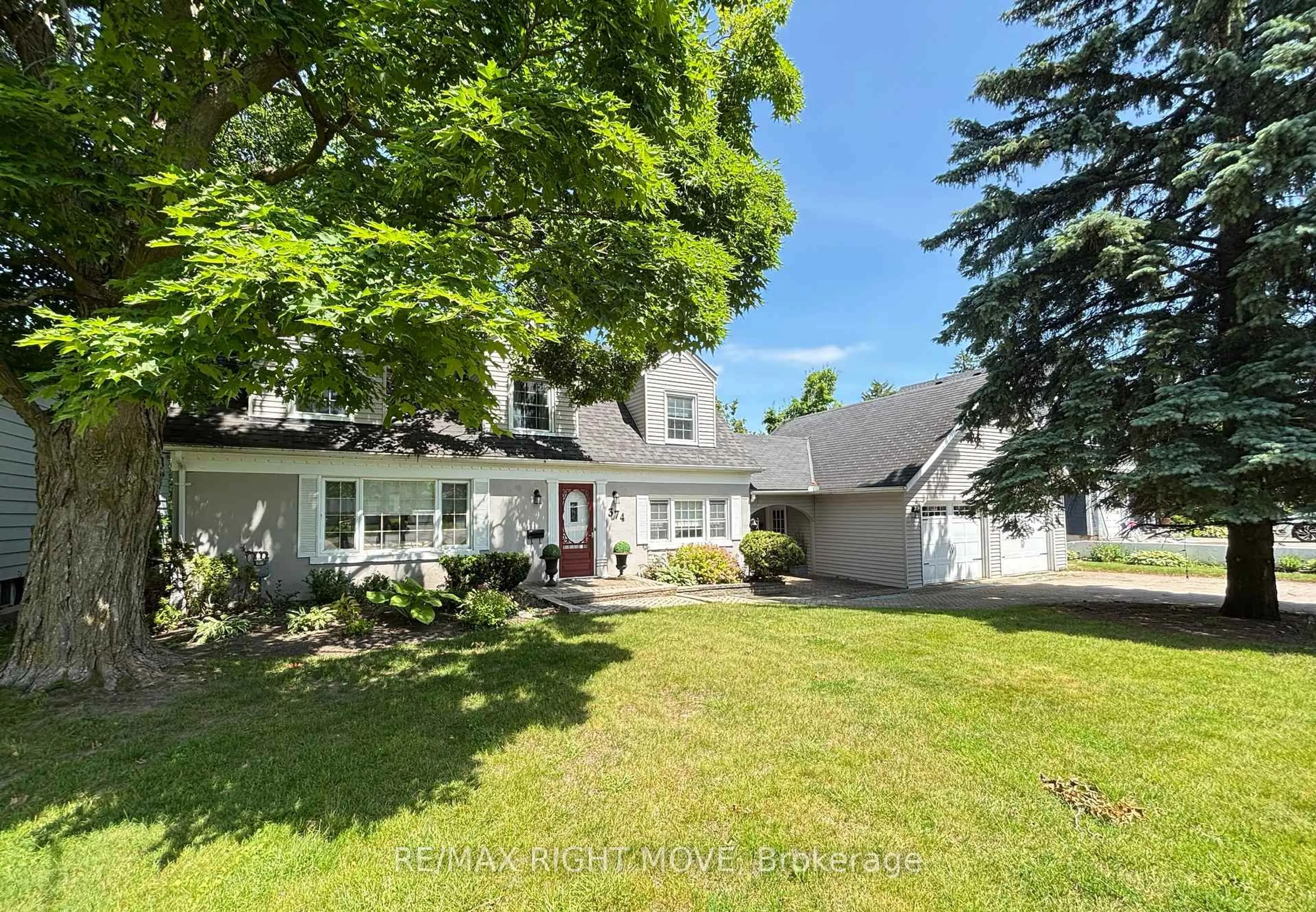 A pic from outside/outdoor area/front of a property/back of a property/a pic from drone, street for 374 Peter St, Orillia Ontario L3V 5A6