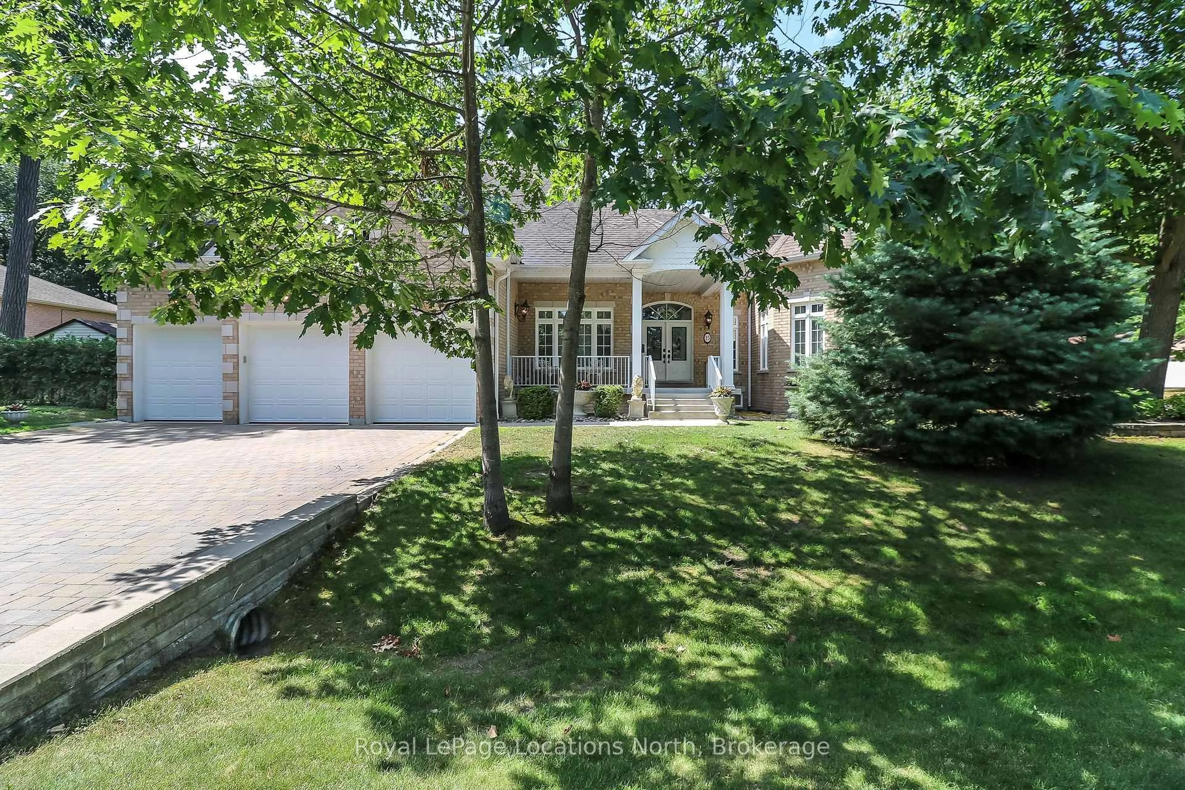 A pic from outside/outdoor area/front of a property/back of a property/a pic from drone, street for 15 Downer Cres, Wasaga Beach Ontario L9Z 1C2