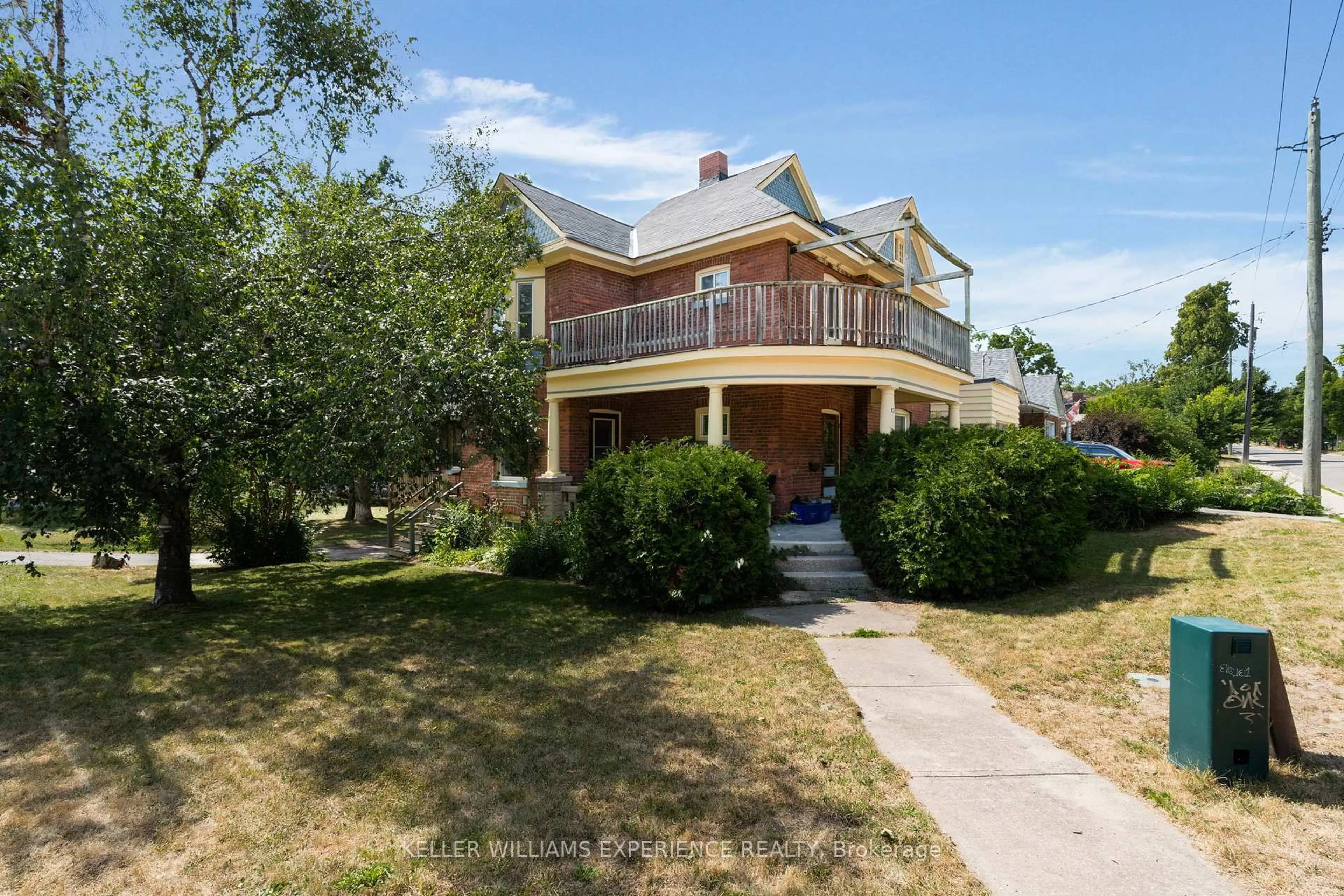 A pic from outside/outdoor area/front of a property/back of a property/a pic from drone, street for 134 Owen St, Barrie Ontario L4M 3H9