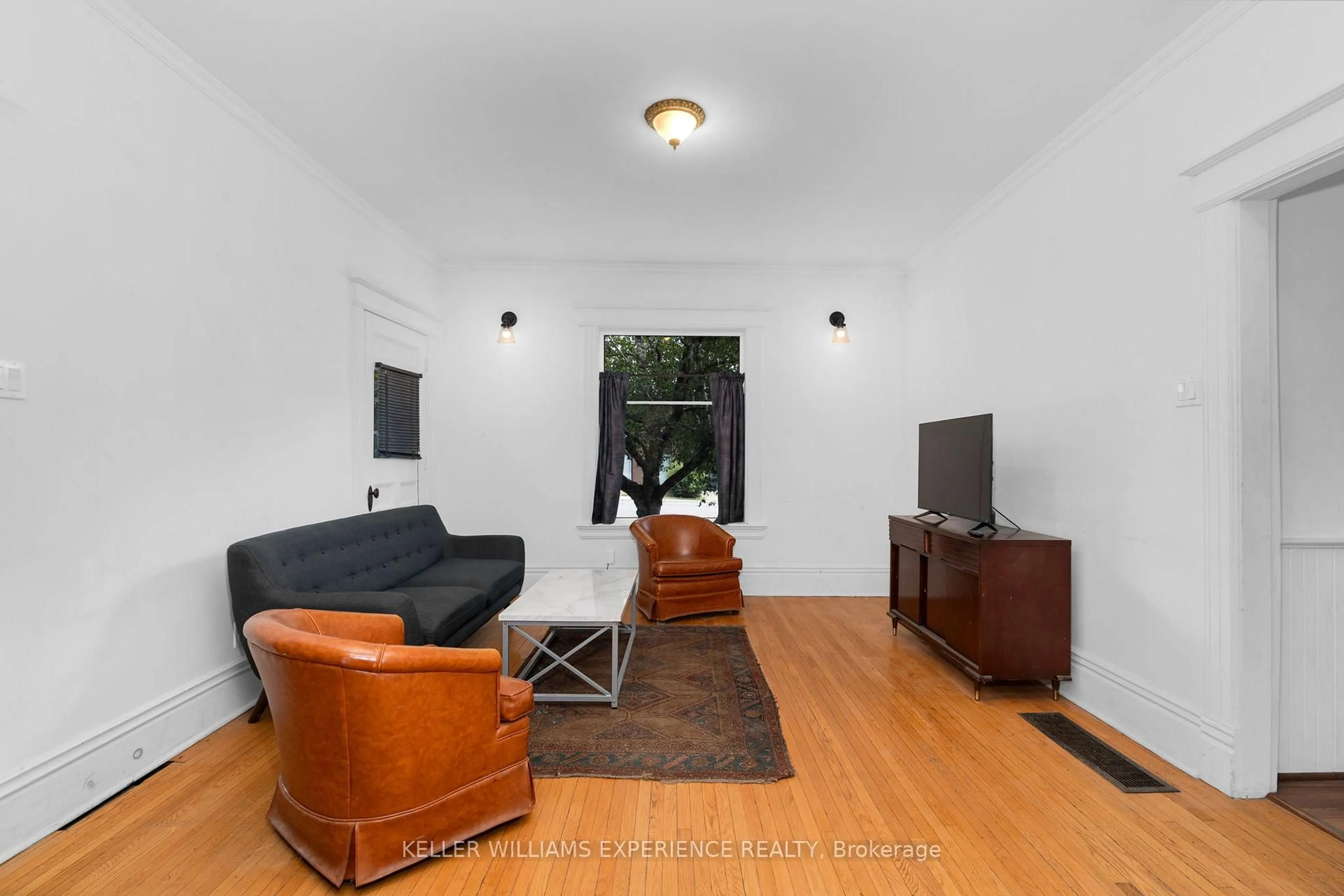 Living room with furniture, unknown for 134 Owen St, Barrie Ontario L4M 3H9
