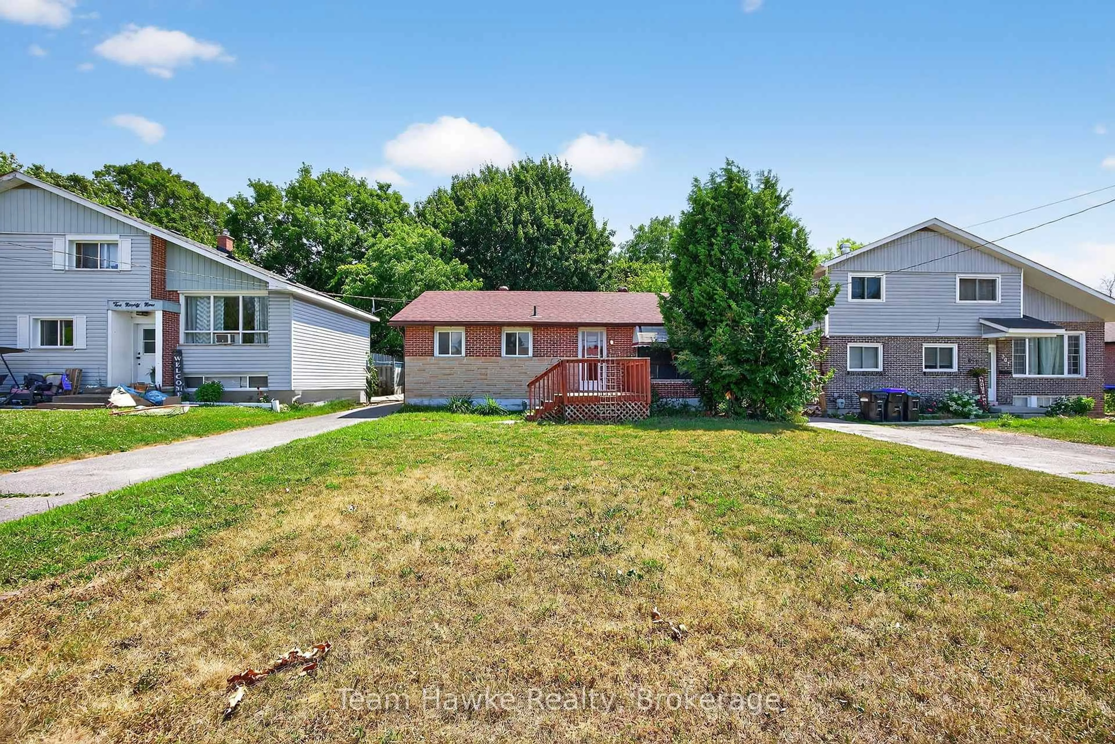 A pic from outside/outdoor area/front of a property/back of a property/a pic from drone, street for 303 Scott St, Midland Ontario L4R 2M9