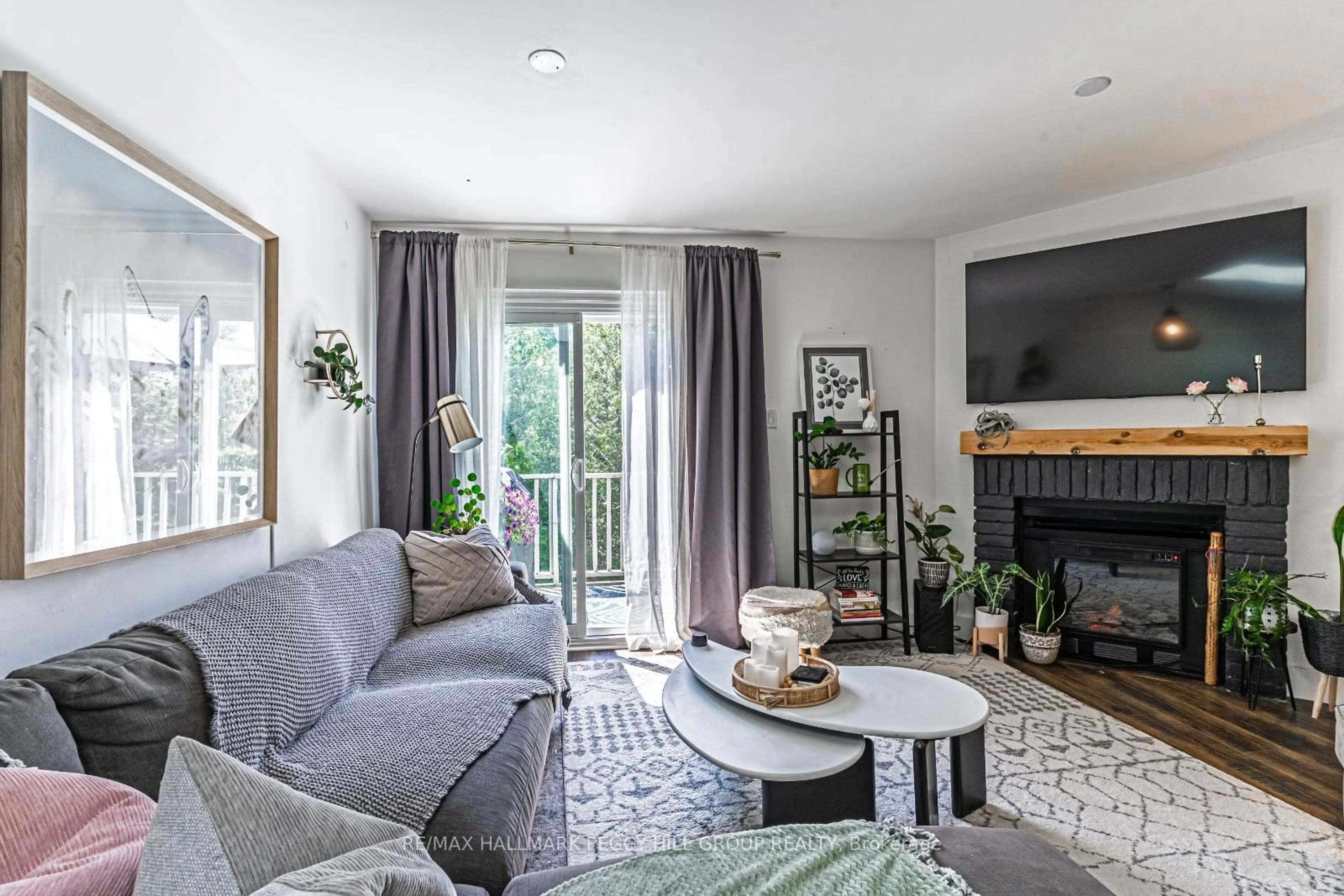 Living room with furniture, unknown for 547 Oxbow Cres, Collingwood Ontario L9Y 5B4